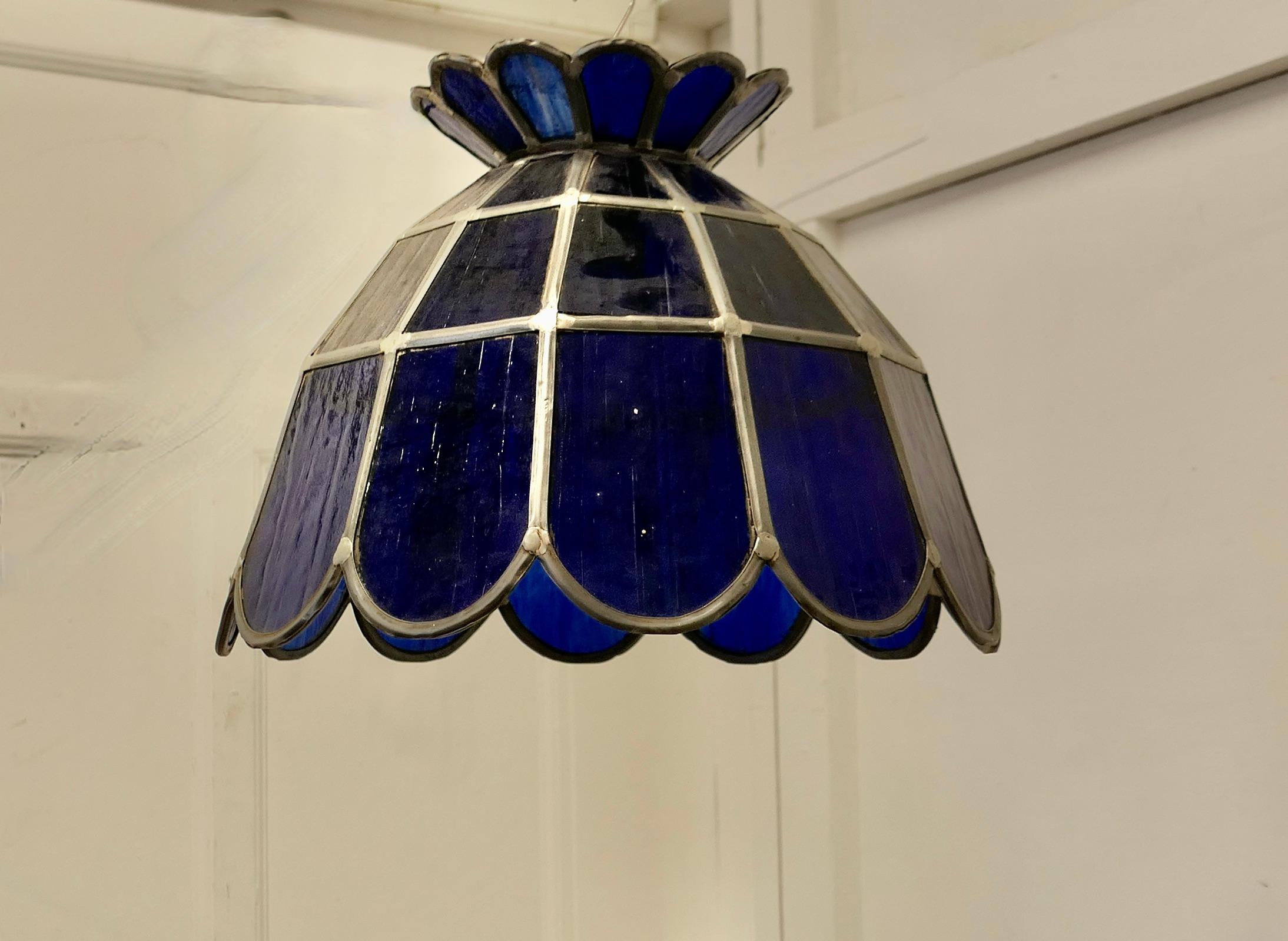  Grande lampada a sospensione in vetro piombato blu cobalto di Arts and Crafts 

Questa super plafoniera è realizzata con lastre di vetro al piombo blu cobalto a forma di petali. 
Si tratta di un pezzo molto pesante, in ottime condizioni, con un