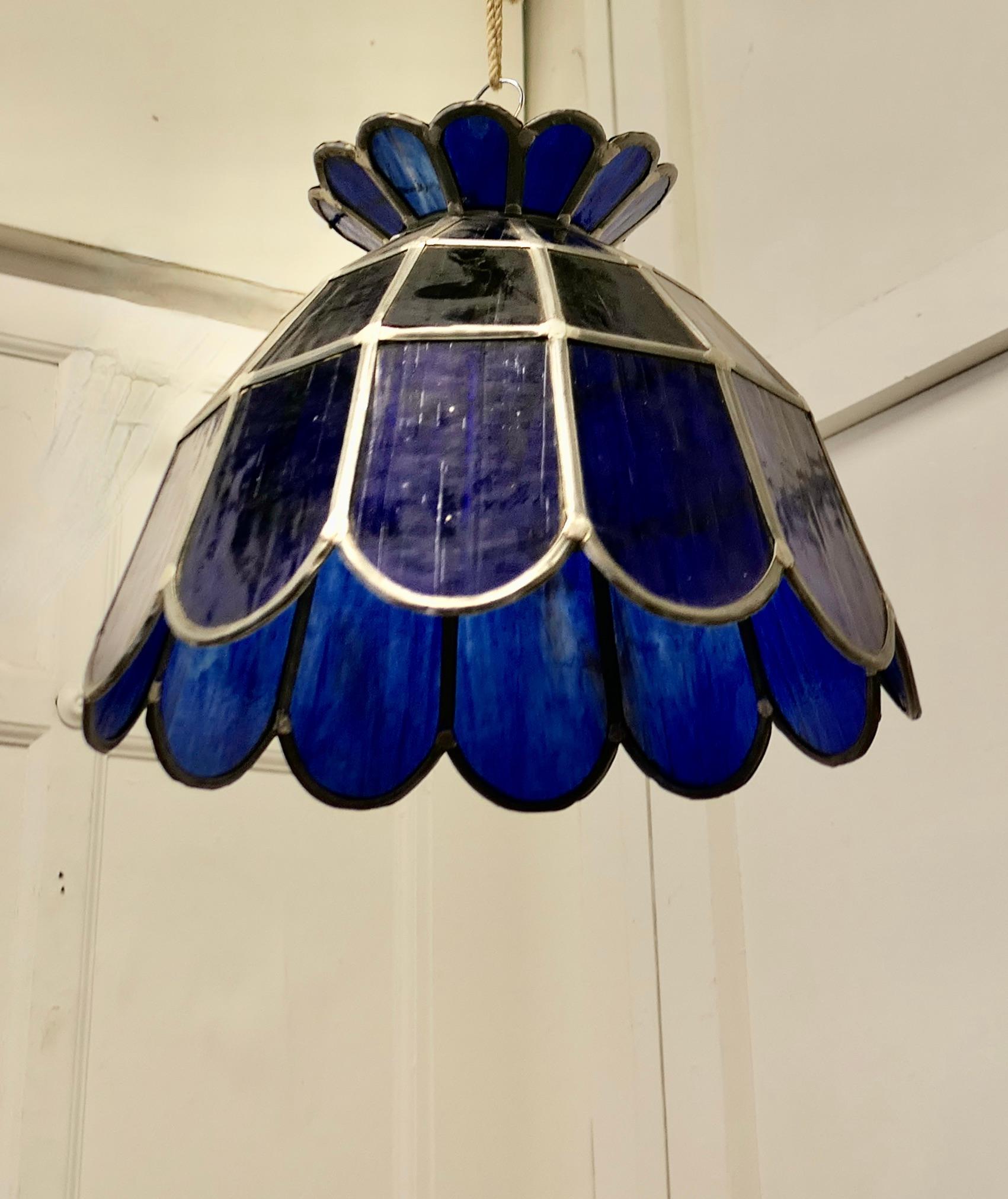 Grande lampada a sospensione in vetro piombato blu cobalto di Arts and Crafts In condizioni buone in vendita a Godshill, Isle of Wight