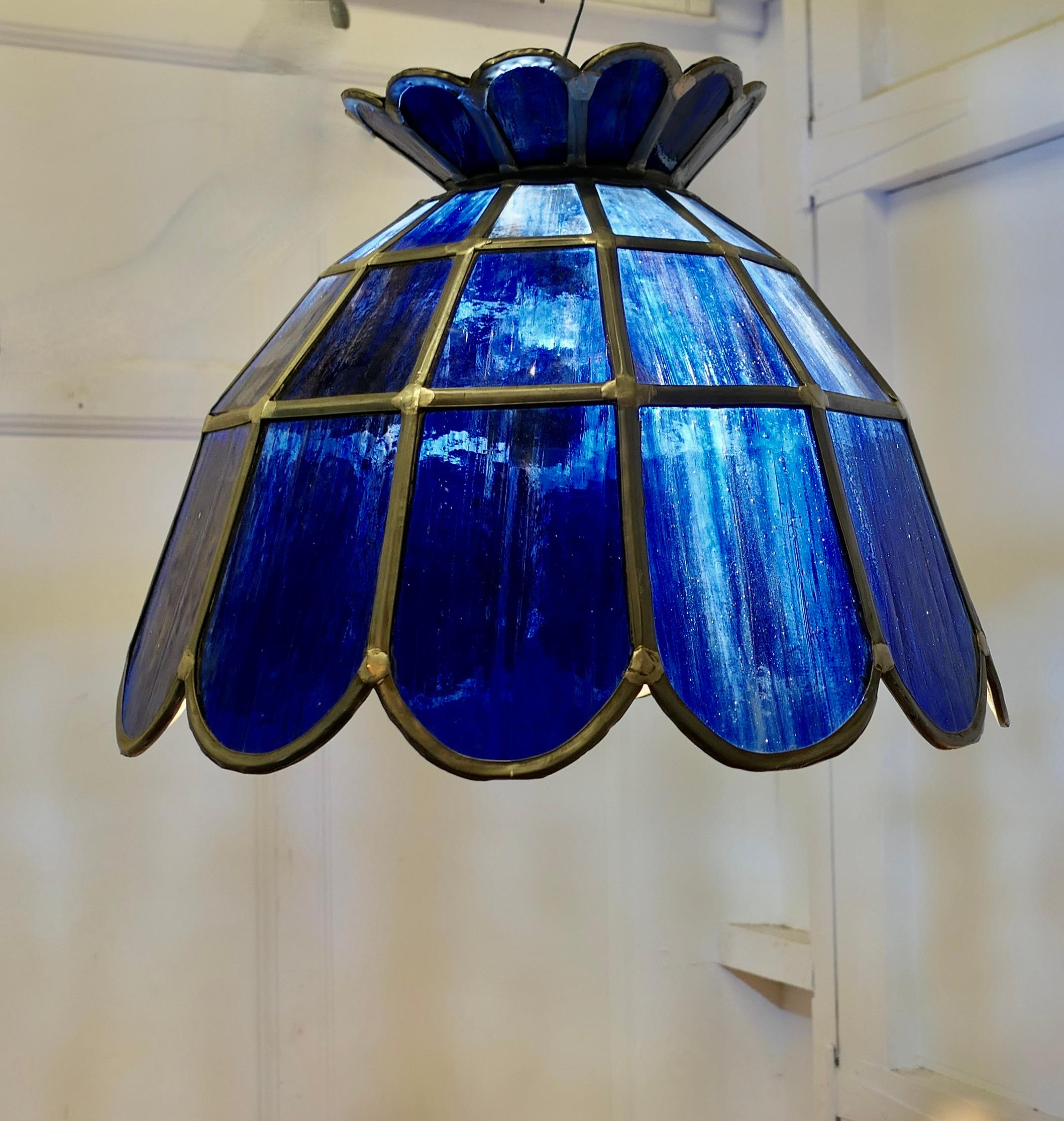 Inizio XX secolo Grande lampada a sospensione in vetro piombato blu cobalto di Arts and Crafts in vendita