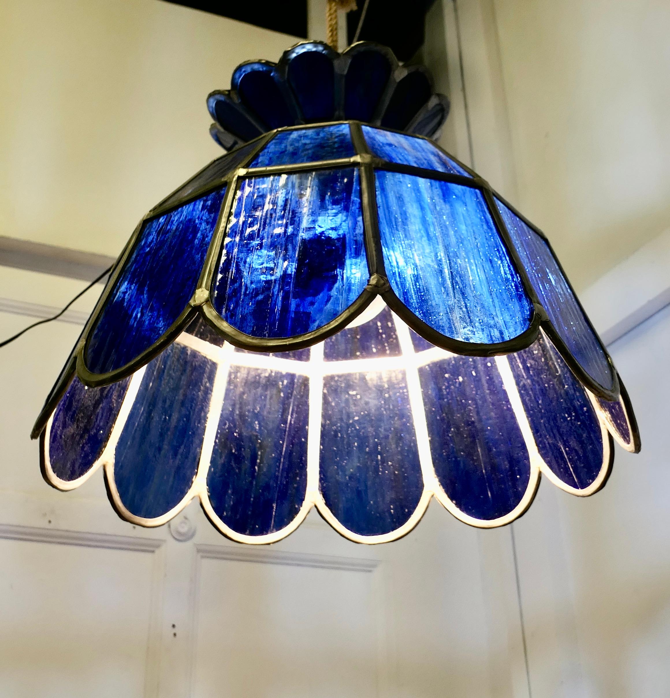 Vetro artistico Grande lampada a sospensione in vetro piombato blu cobalto di Arts and Crafts in vendita