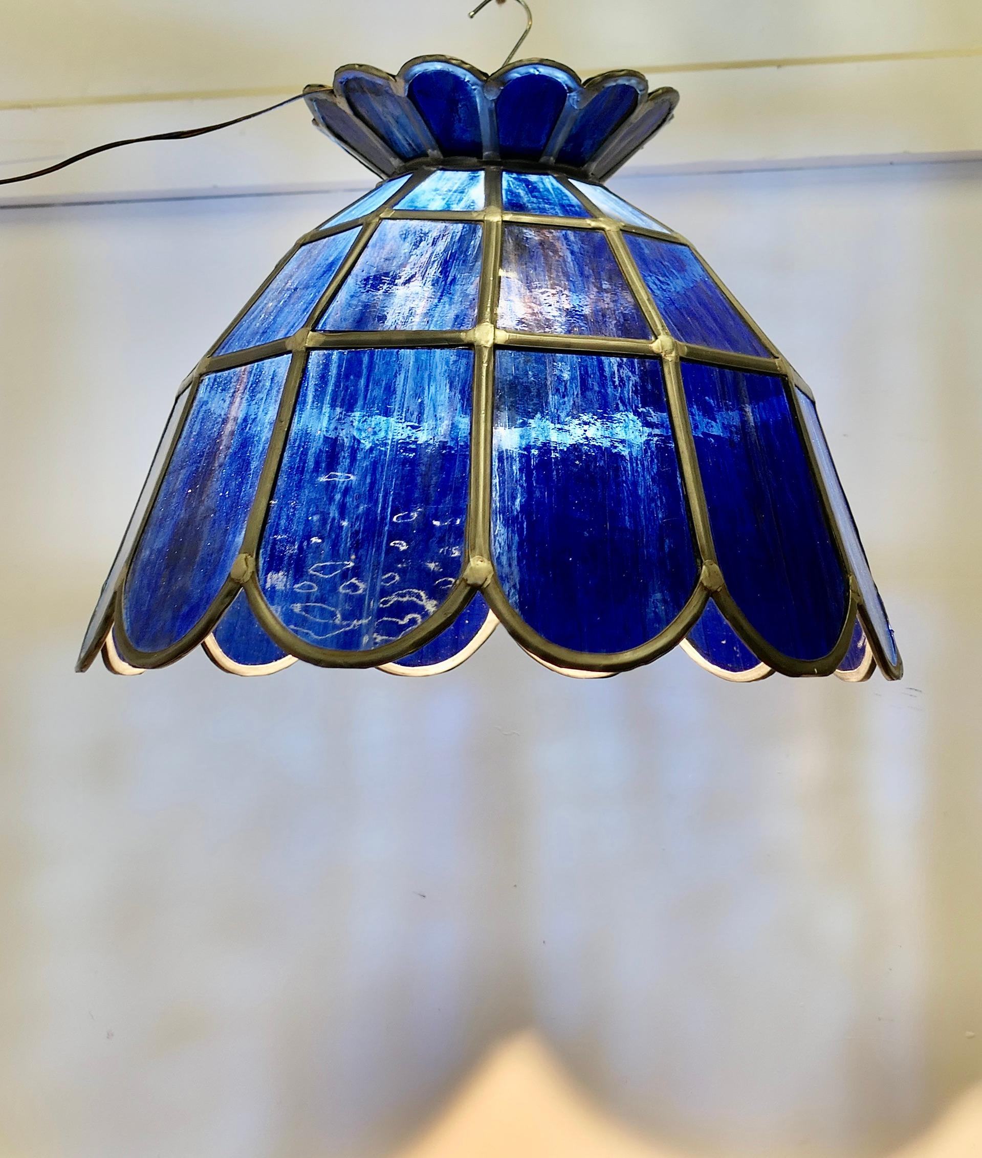 Grande lampada a sospensione in vetro piombato blu cobalto di Arts and Crafts in vendita 1