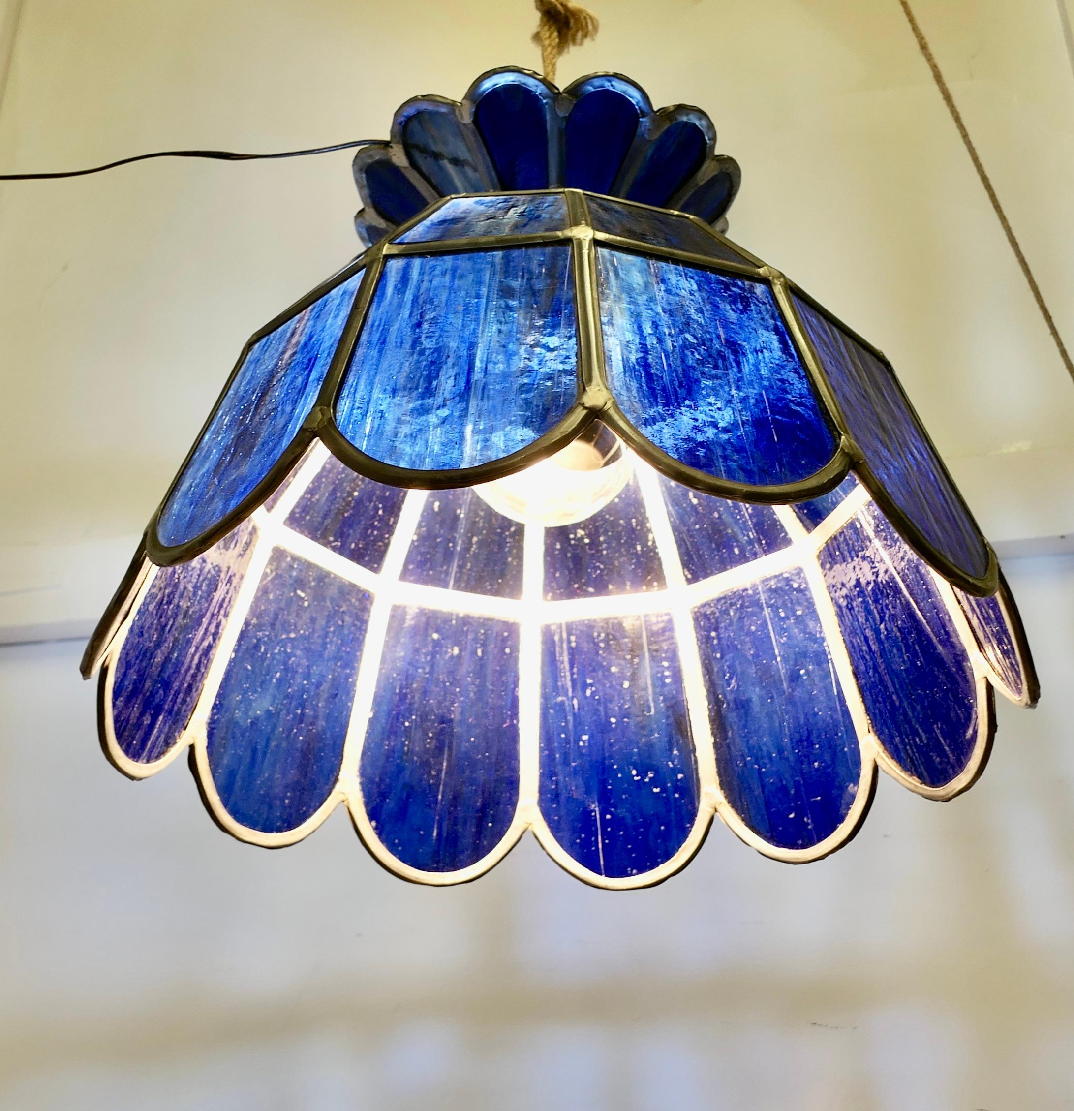 Grande lampada a sospensione in vetro piombato blu cobalto di Arts and Crafts in vendita 2