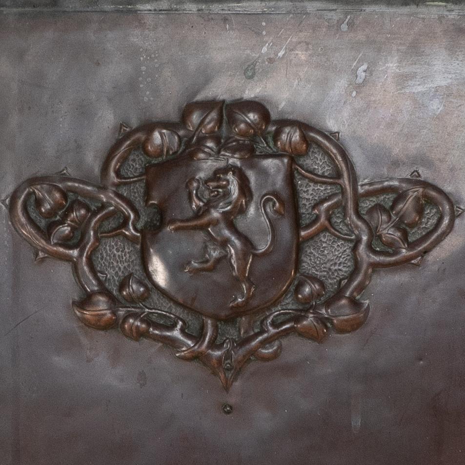Un grande inserto da fuoco in rame di Arts and Crafts con un leone in uno stemma a scudo In condizioni buone in vendita a London, GB