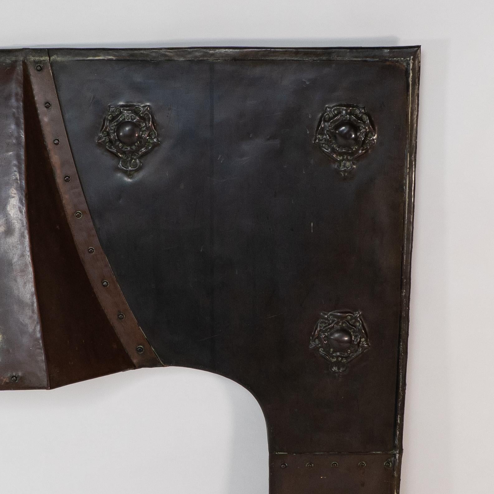 Un grande inserto da fuoco in rame di Arts and Crafts con un leone in uno stemma a scudo in vendita 1