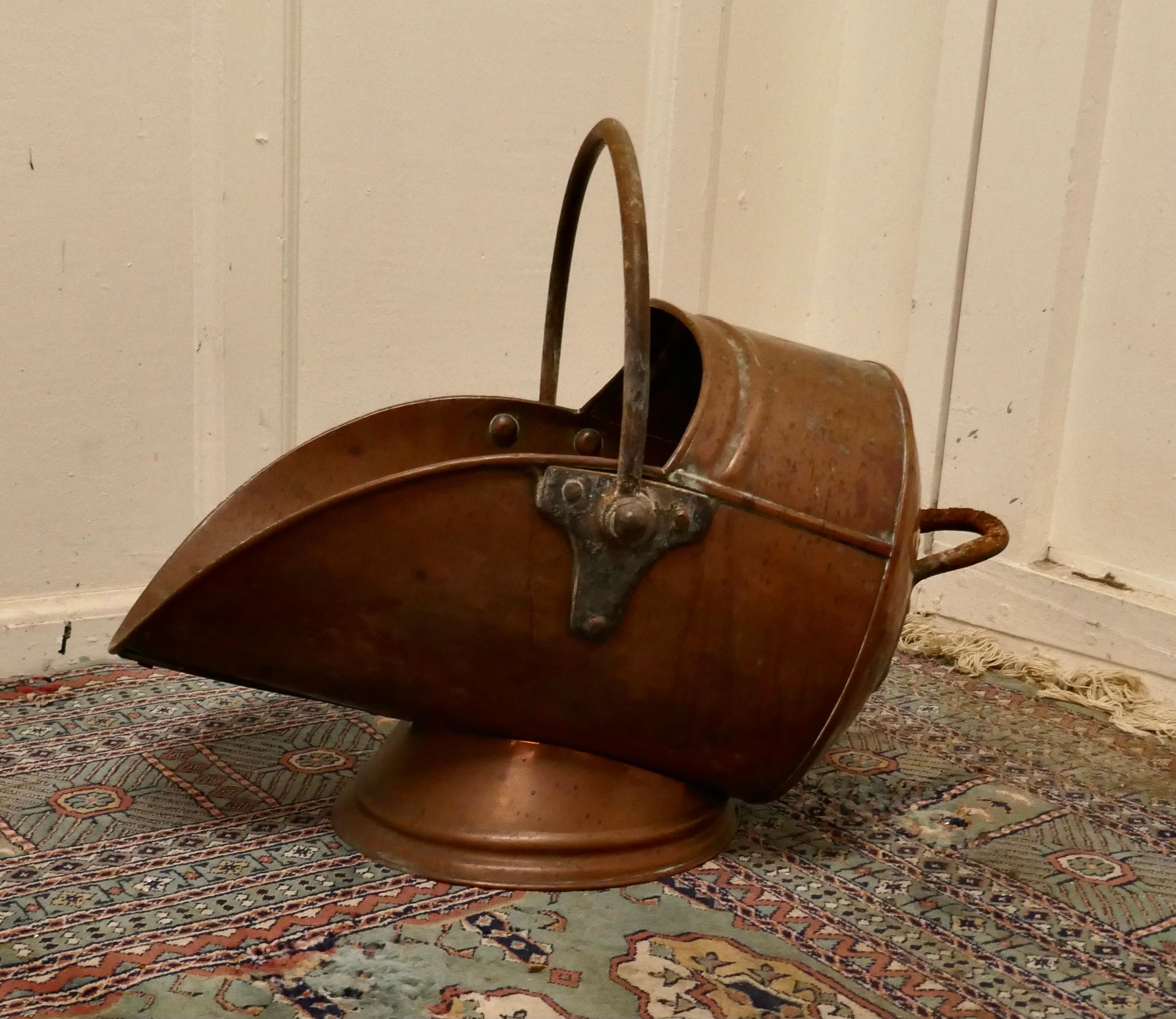 Large Arts and Crafts copper helmet coal scuttle 

This very top quality piece has good shape, and a broad base foot

The Scuttle is in good condition it has been left in the condition which it was found un polished and with a natural patina, it