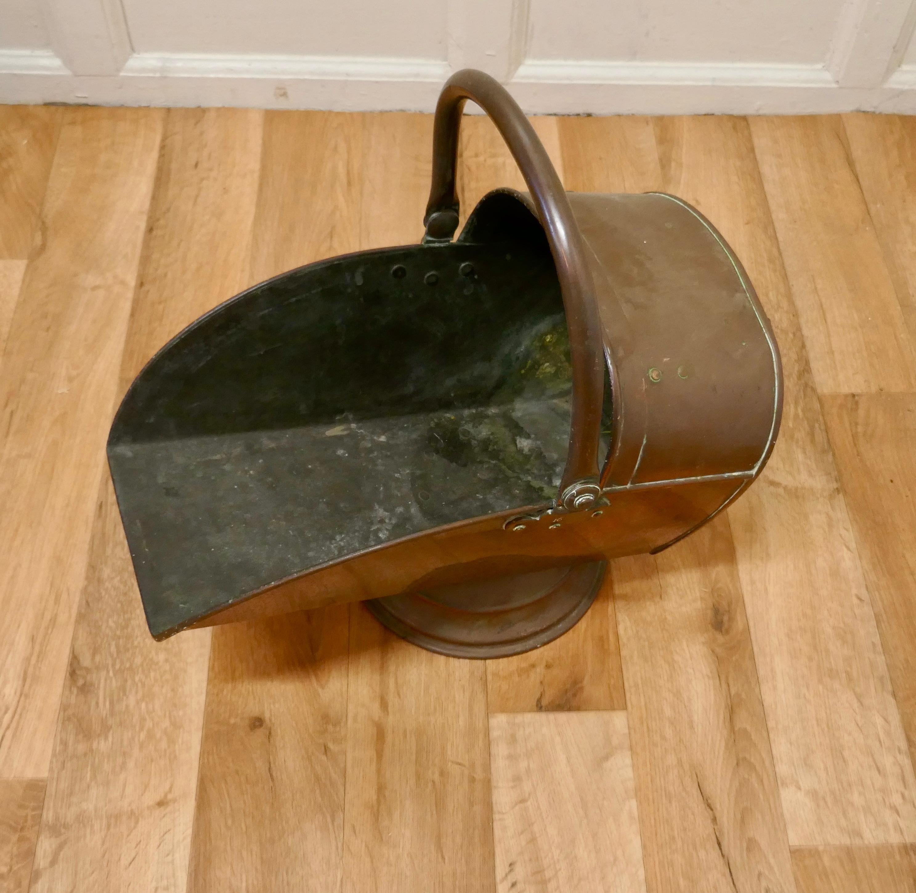 Large Arts and Crafts Copper Helmet Coal Scuttle In Good Condition For Sale In Chillerton, Isle of Wight
