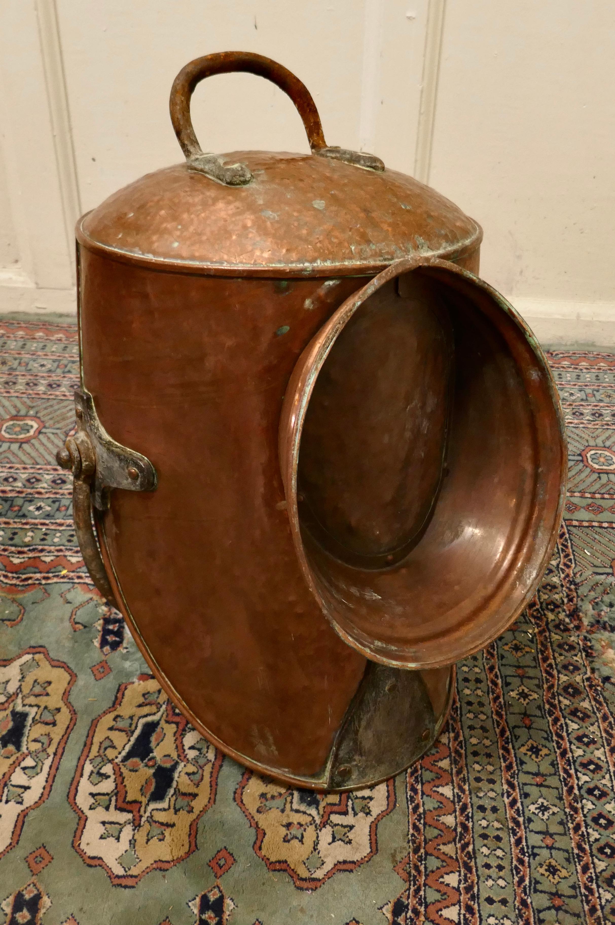 Large Arts and Crafts Copper Helmet Coal Scuttle In Good Condition For Sale In Chillerton, Isle of Wight