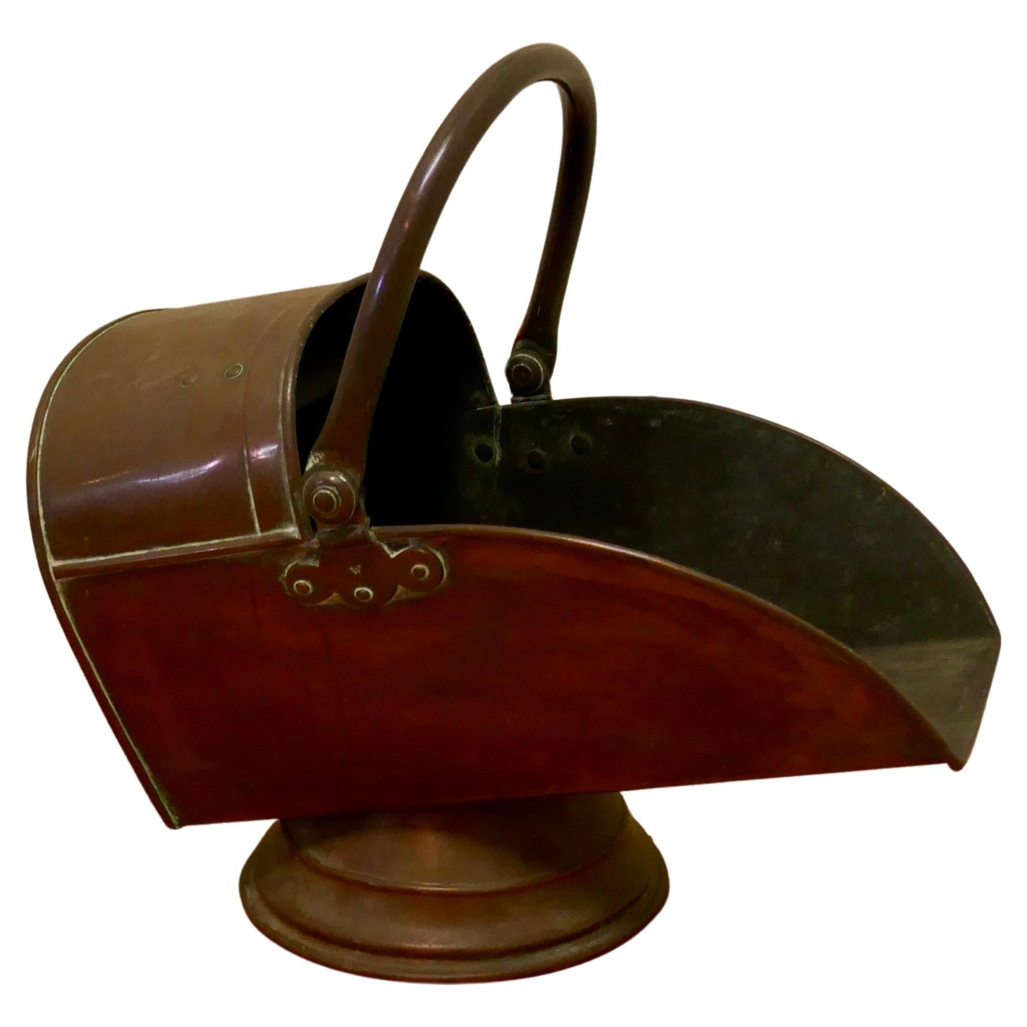 Gran Casco de Cobre Artes y Oficios Escamoteador de Carbón en venta