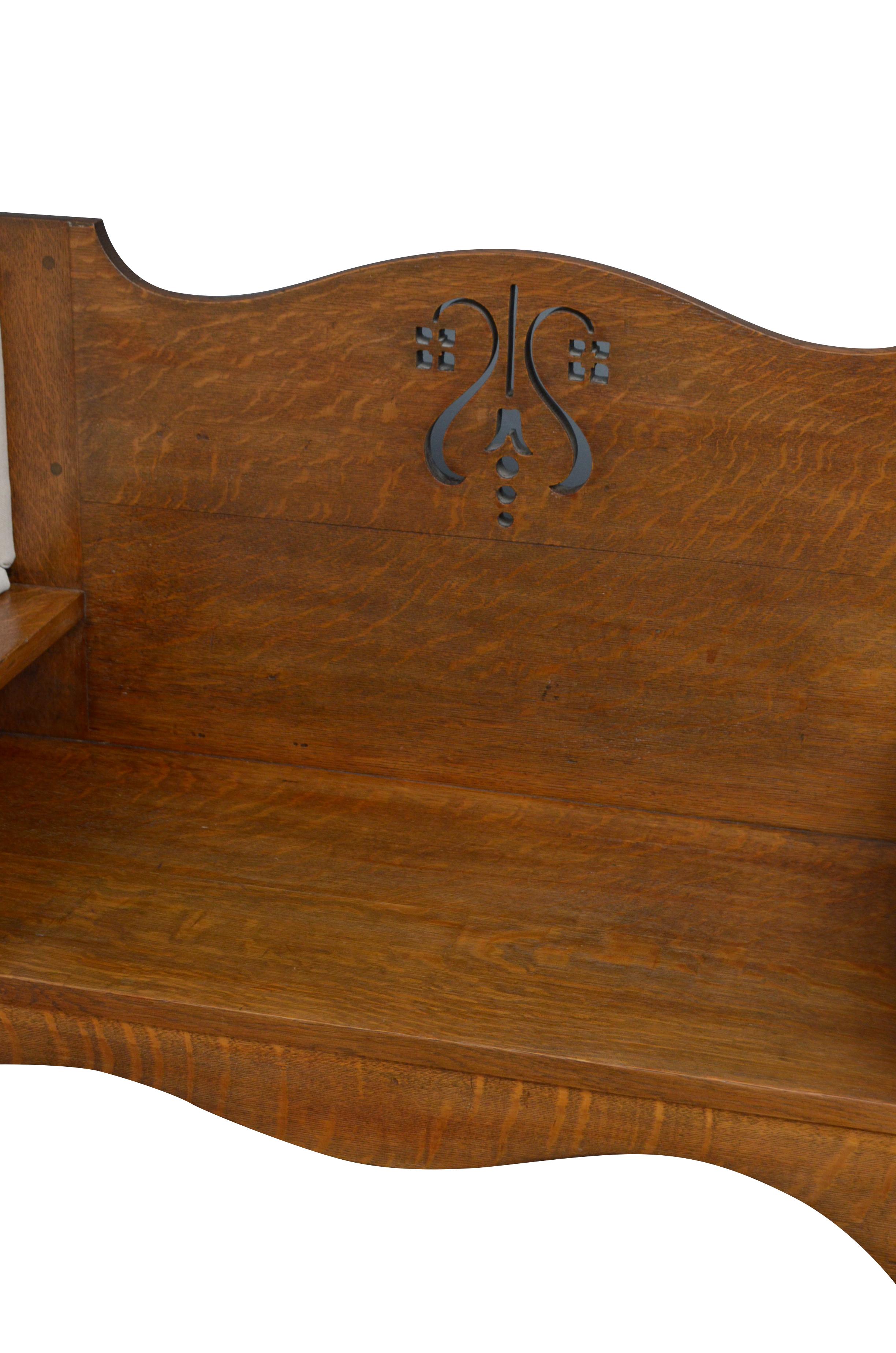 Large Arts & Crafts Oak Hall Bench In Good Condition In Whaley Bridge, GB
