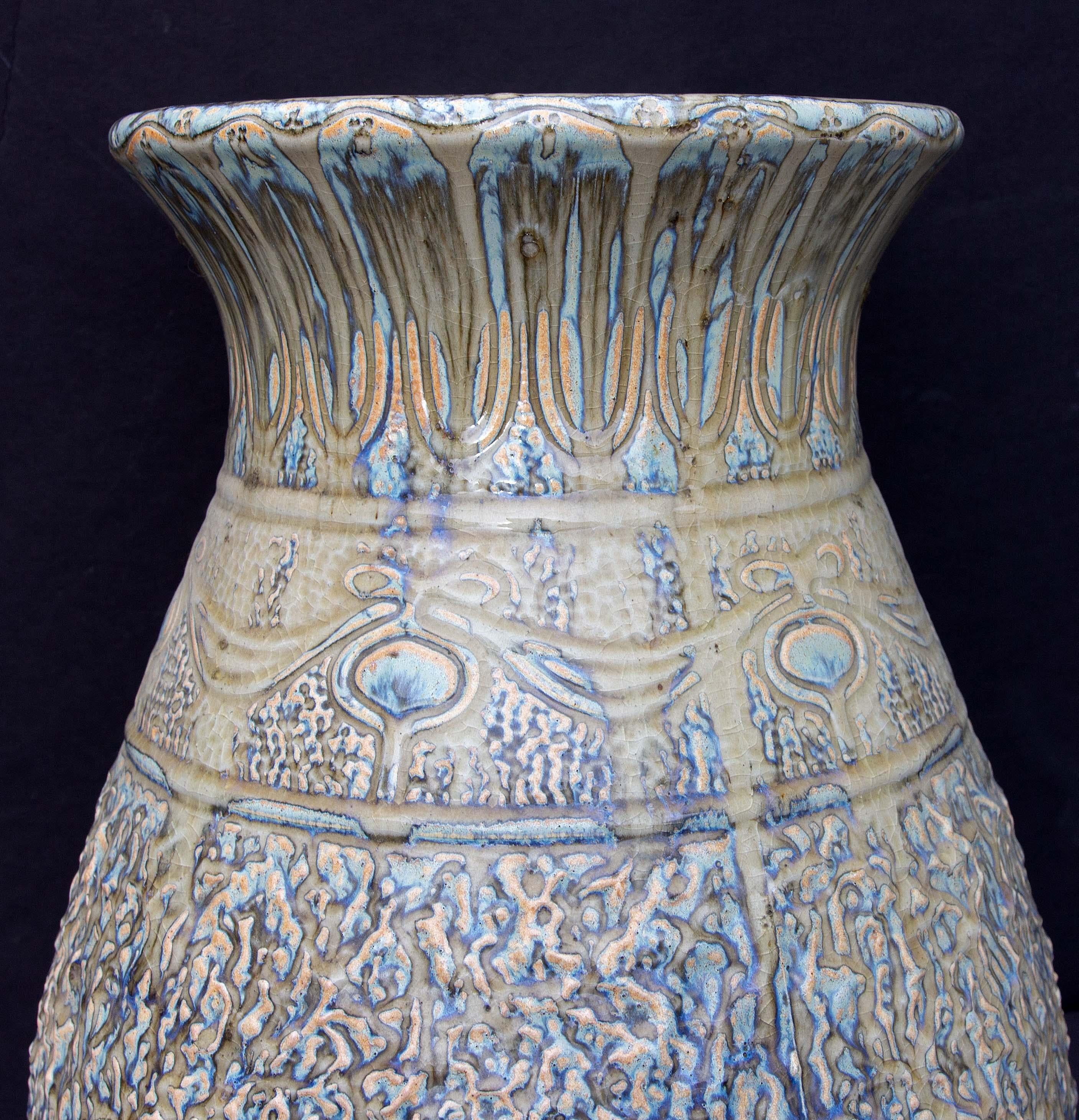 Grand vase de sol antique en poterie d'art. Glaçure à forte teneur en eau. Peut-être belge. Début du 20e siècle. Non marqué.