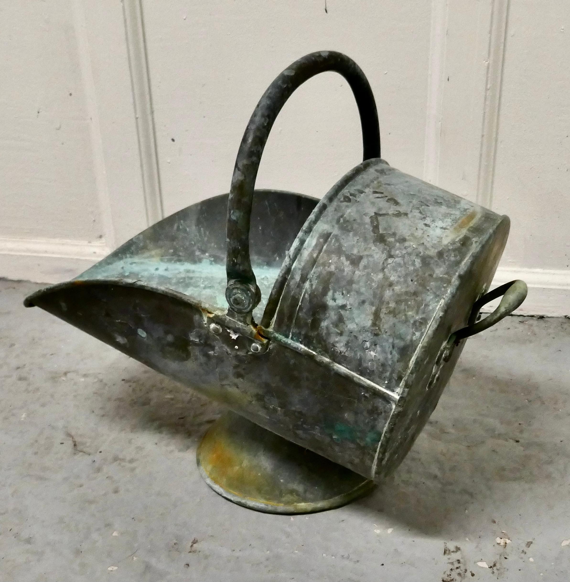 Large Arts & Crafts Shabby (Verdigris) copper helmet coal scuttle 

This very top quality piece has good shape, and a broad base foot

The scuttle is in good condition it has been left in the condition which it was found un polished and with a