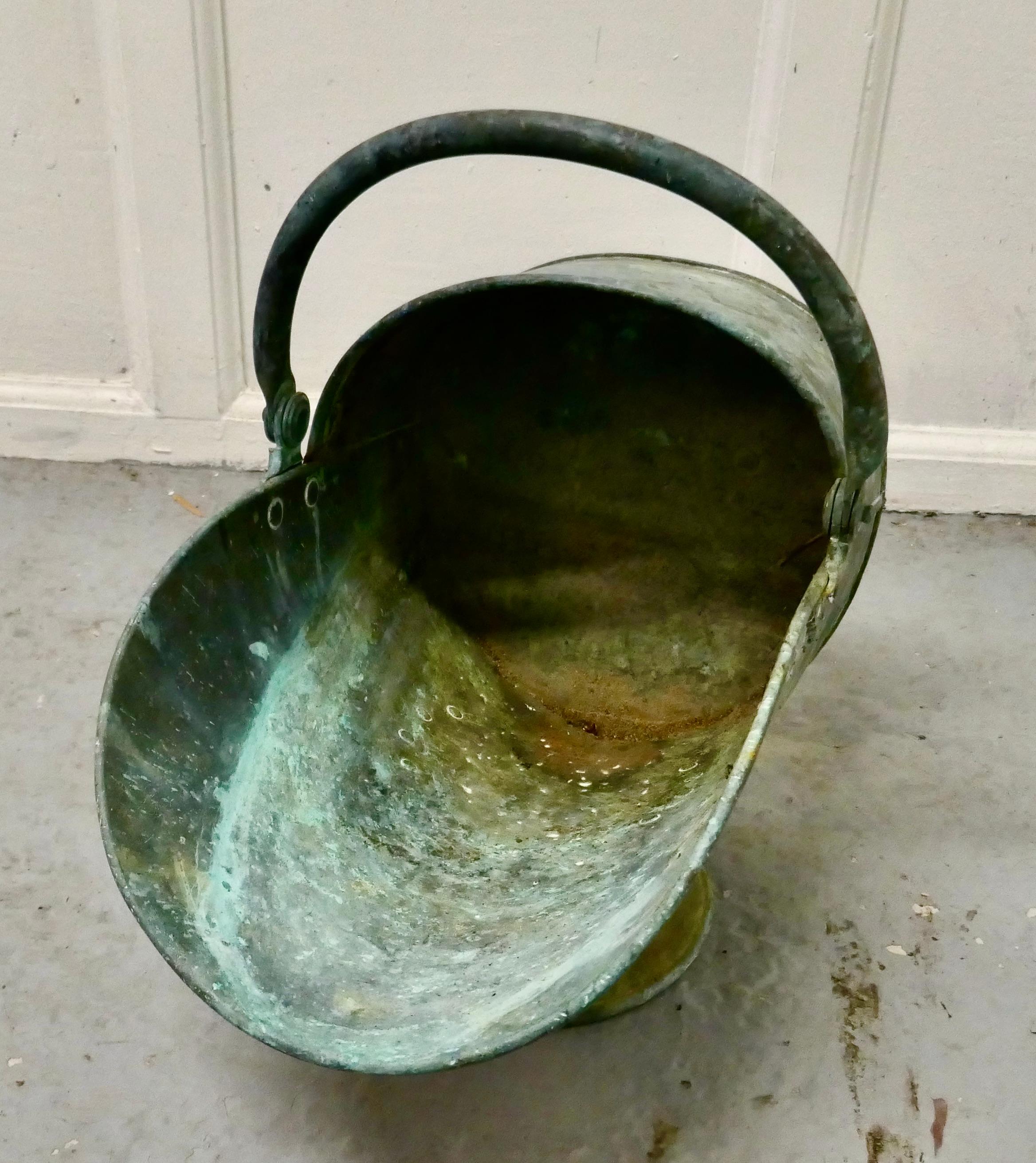 Arts and Crafts Grand casque en cuivre Arts & Crafts Shabby 'Verdigris' avec bouclier en vente