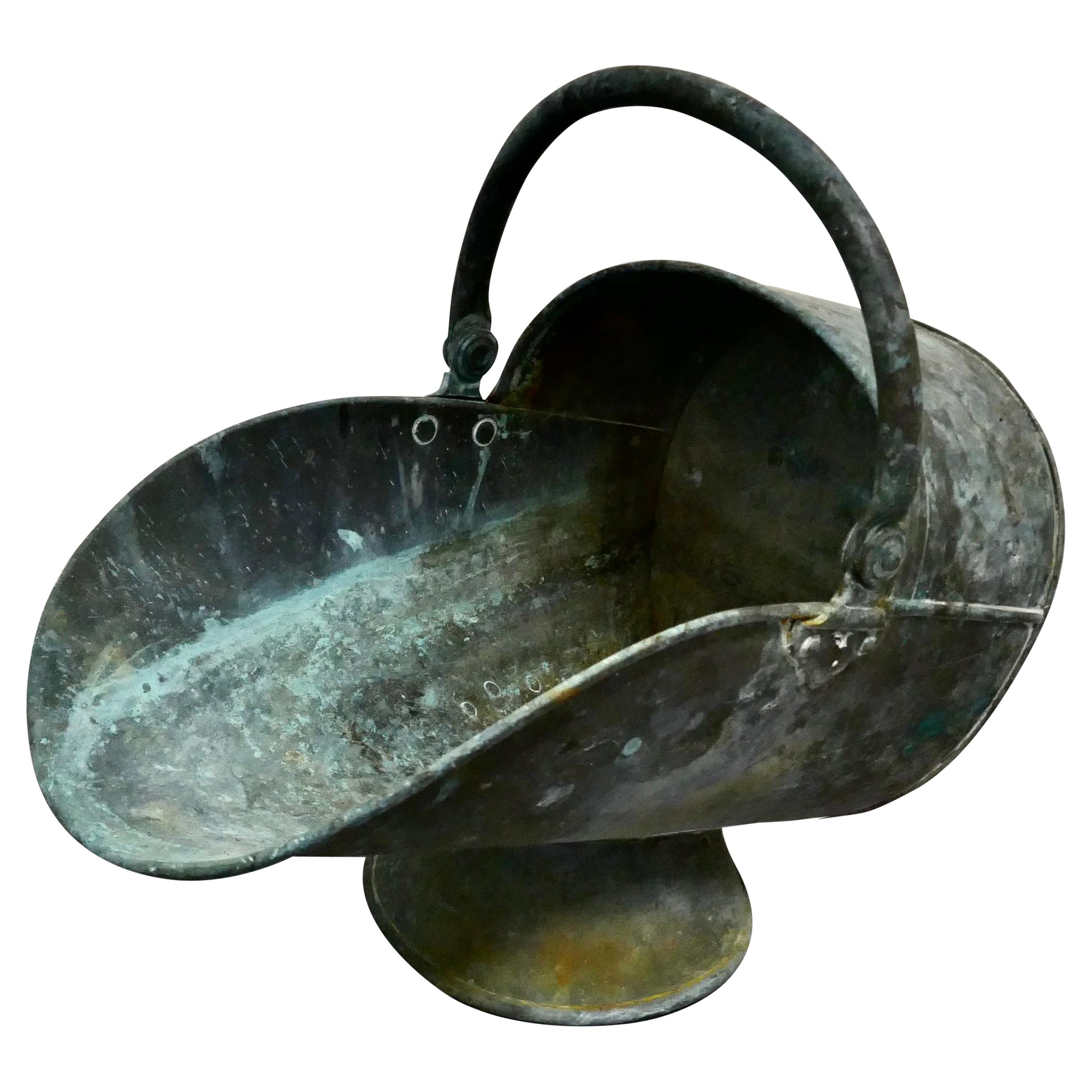 Grand casque en cuivre Arts & Crafts Shabby 'Verdigris' avec bouclier 