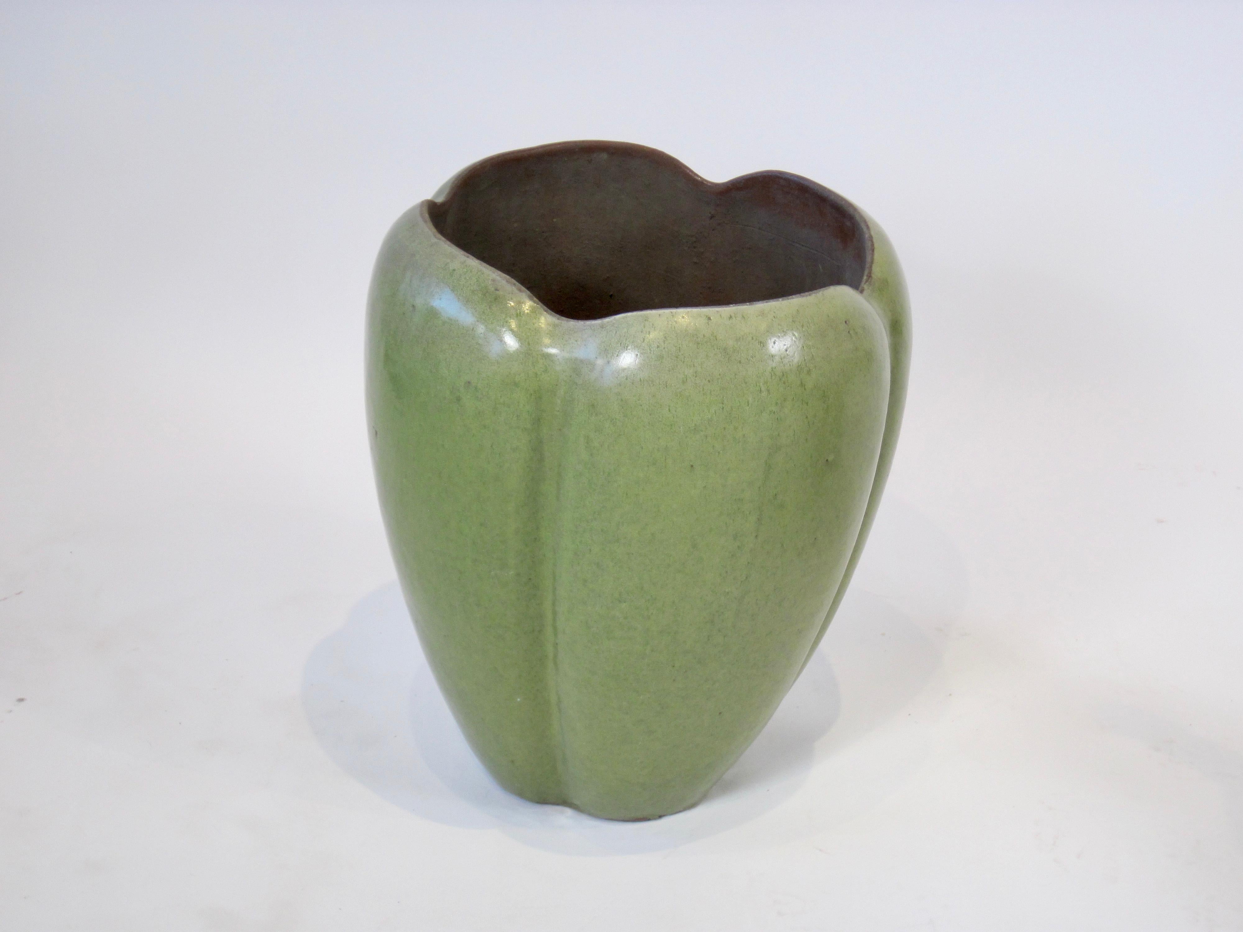 Große Jardinière aus grünem Steingut im Stil von Arts and Crafts (Tonware) im Angebot