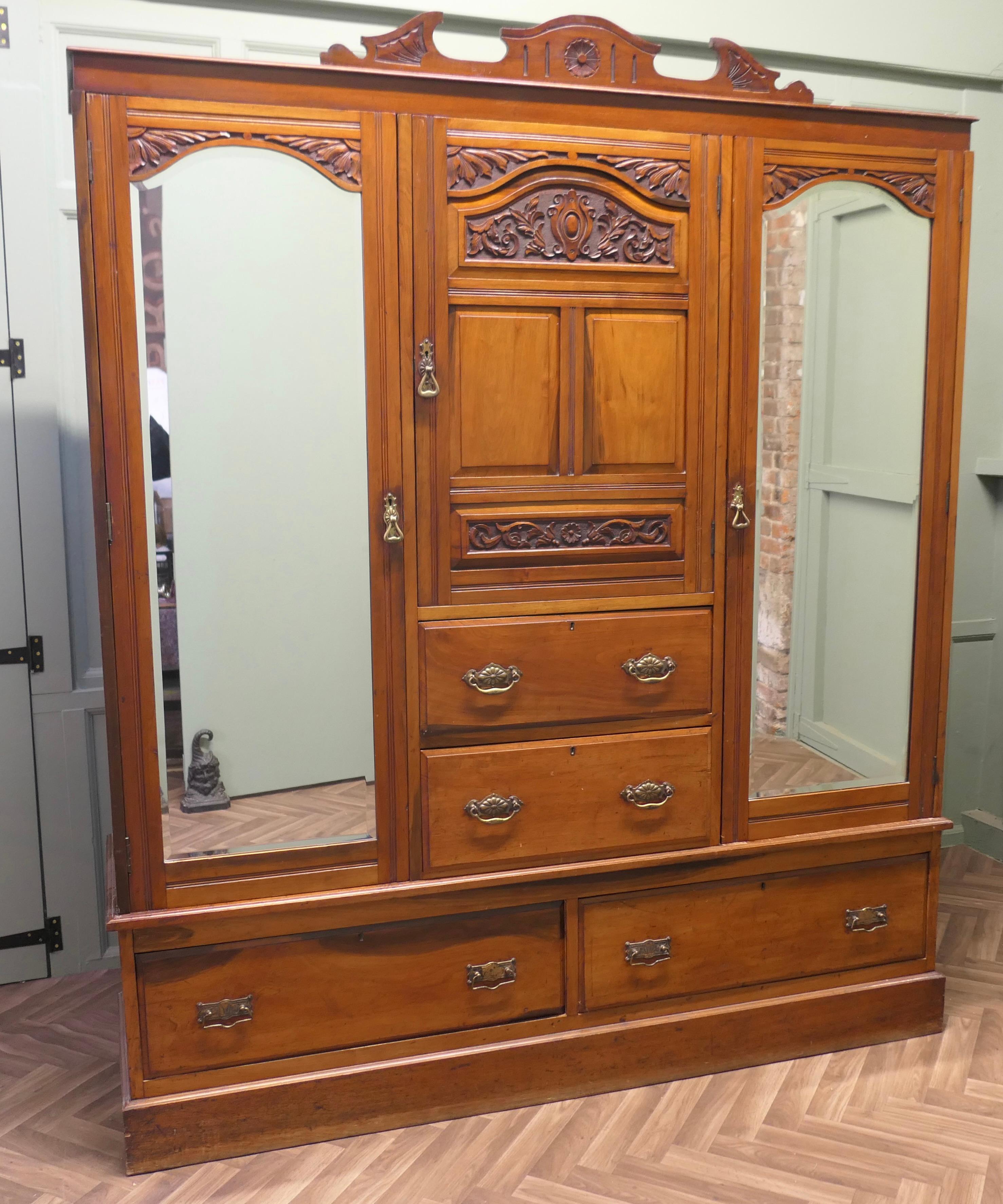 Arts and Crafts Grande armadio Arti e Mestieri Compactum, smontabile in vendita