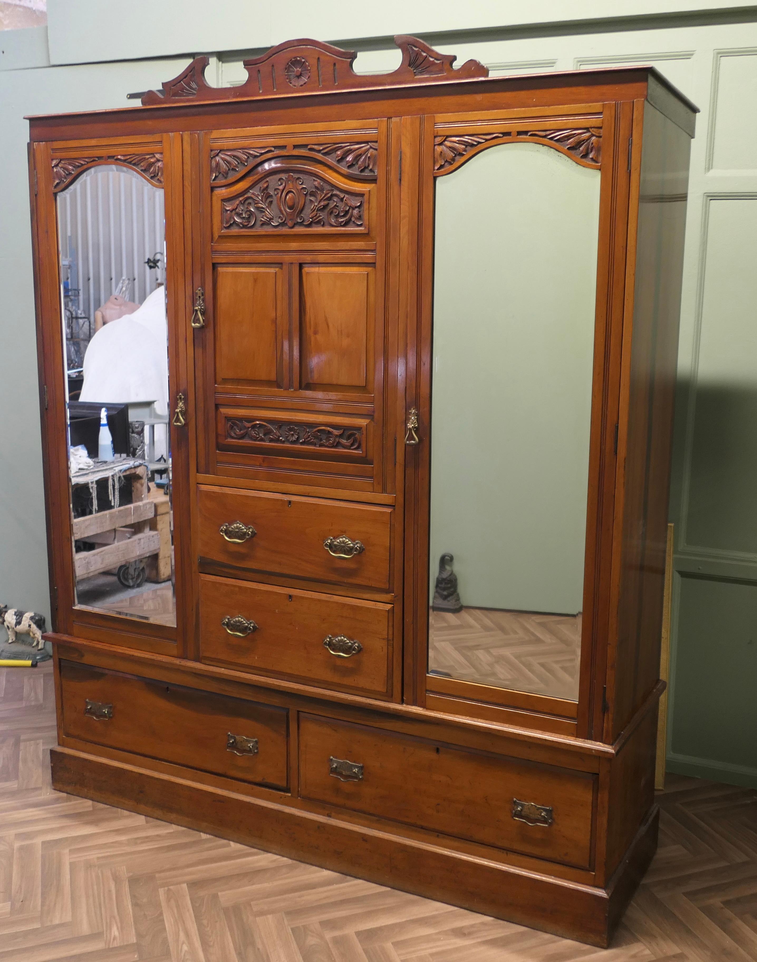 Grande armadio Arti e Mestieri Compactum, smontabile In condizioni buone in vendita a Godshill, Isle of Wight
