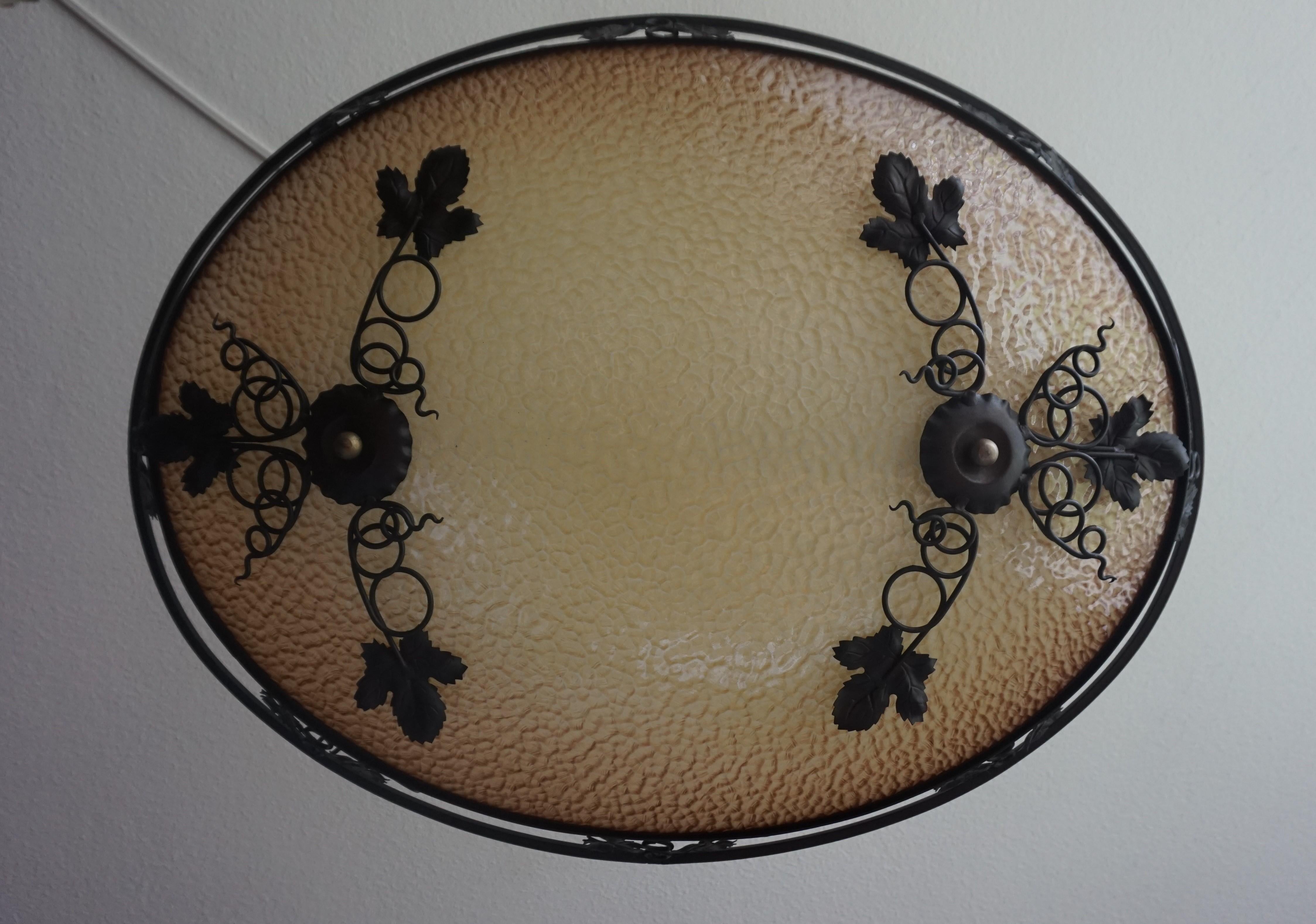 Großer Arts and Crafts-Kronleuchter aus Schmiedeeisen mit Weinblättern und ovalem Kunstglasschirm im Angebot 3