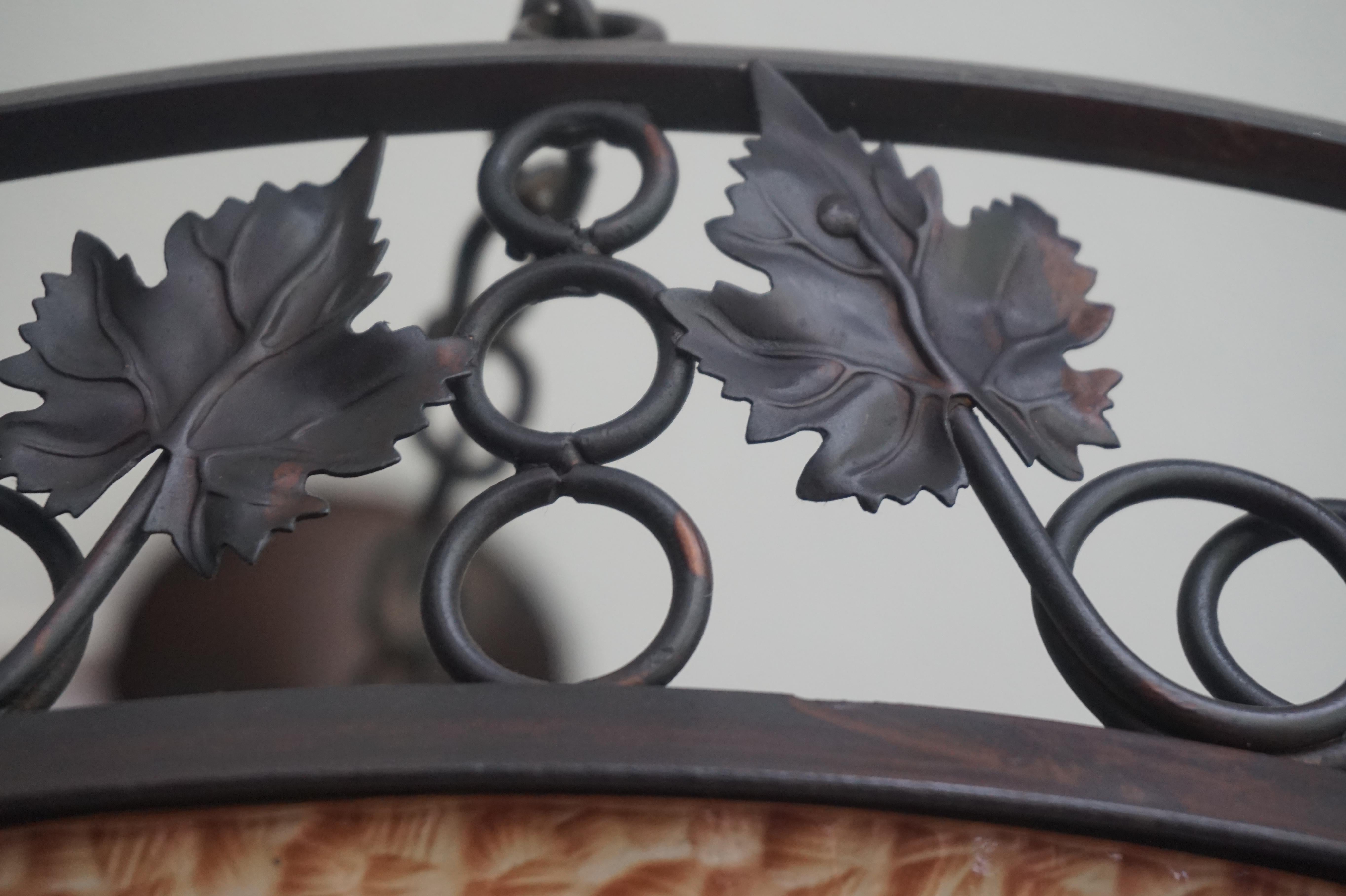 Großer Arts and Crafts-Kronleuchter aus Schmiedeeisen mit Weinblättern und ovalem Kunstglasschirm (Glas) im Angebot