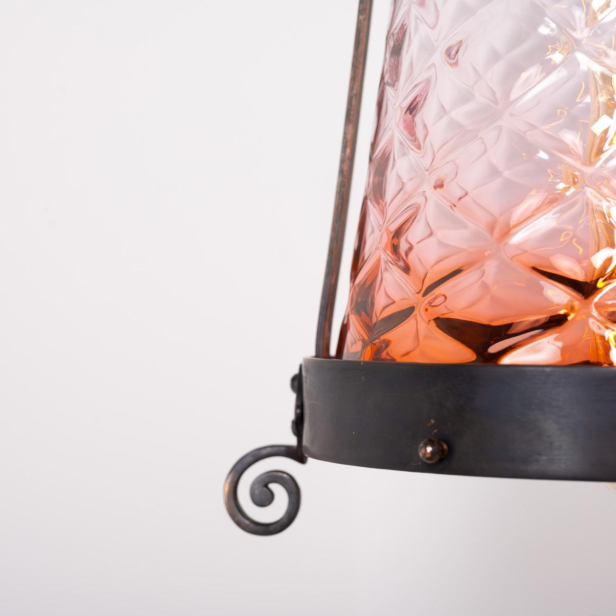 Große Arts and Crafts-Hallenlaterne aus gealtertem Kupfer mit Preiselbeerglas-Schirm im Angebot 10