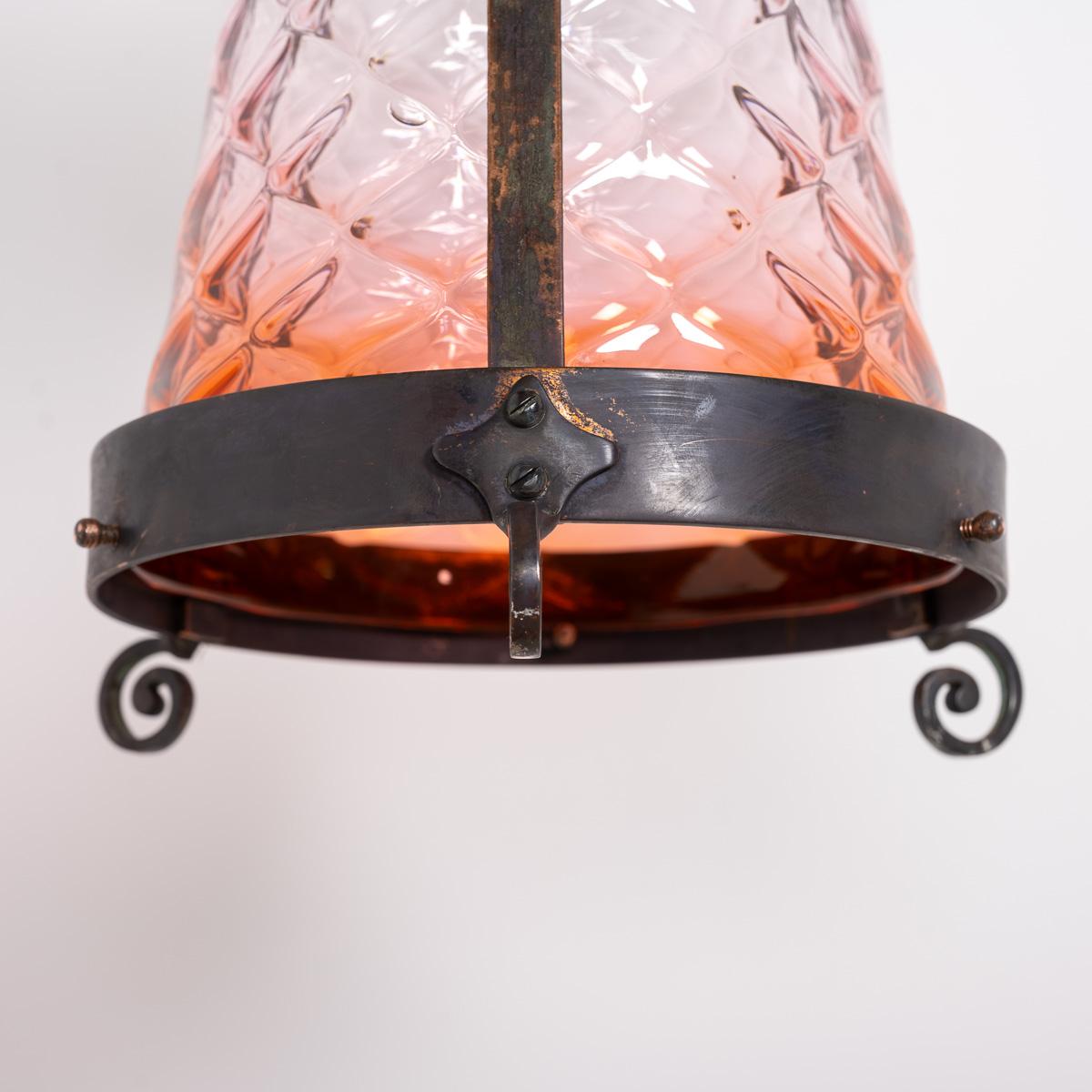 Große Arts and Crafts-Hallenlaterne aus gealtertem Kupfer mit Preiselbeerglas-Schirm im Angebot 12