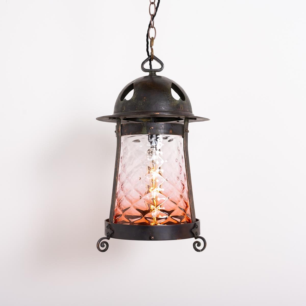 Große Arts and Crafts-Hallenlaterne aus gealtertem Kupfer mit Preiselbeerglas-Schirm im Angebot 1