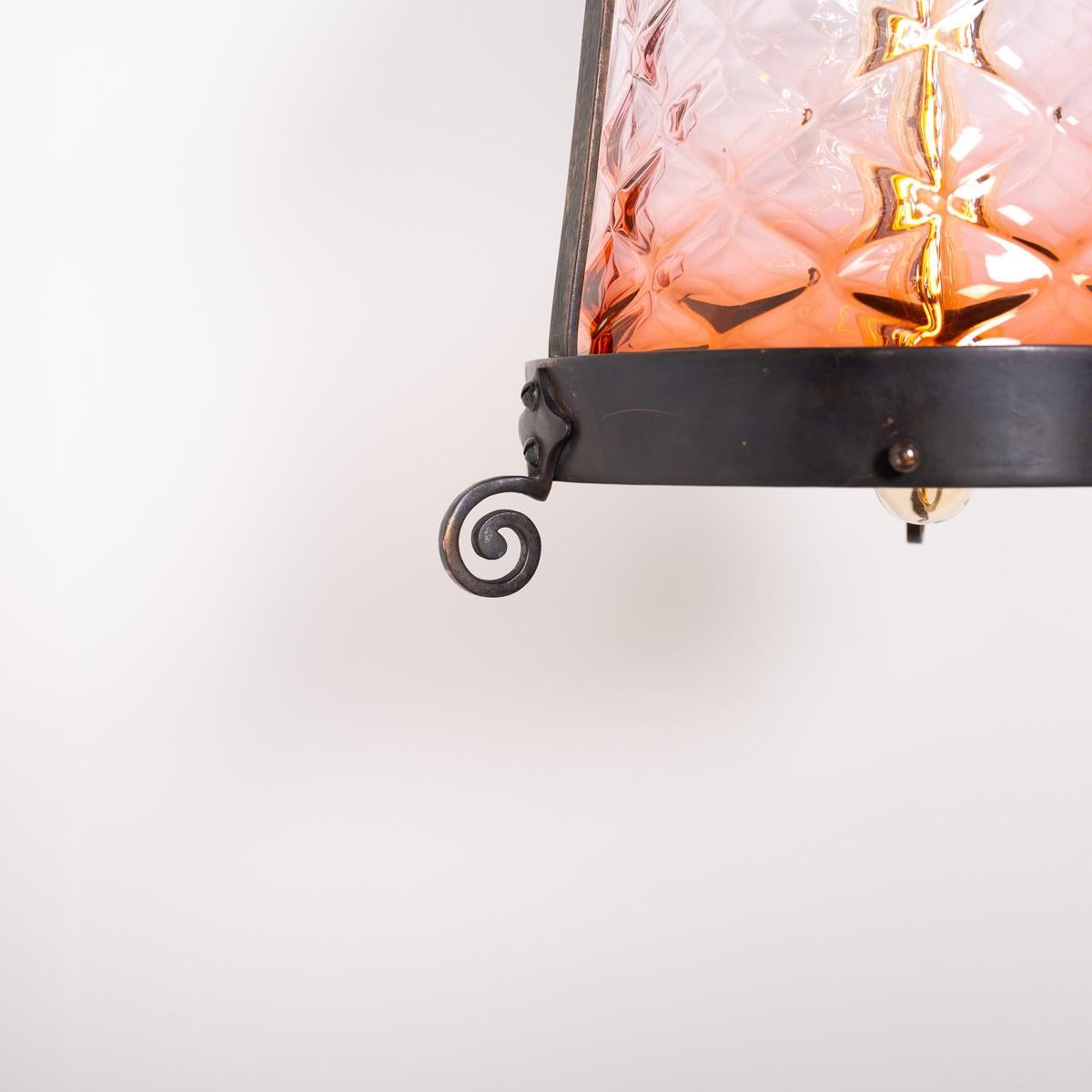Große Arts and Crafts-Hallenlaterne aus gealtertem Kupfer mit Preiselbeerglas-Schirm im Angebot 2