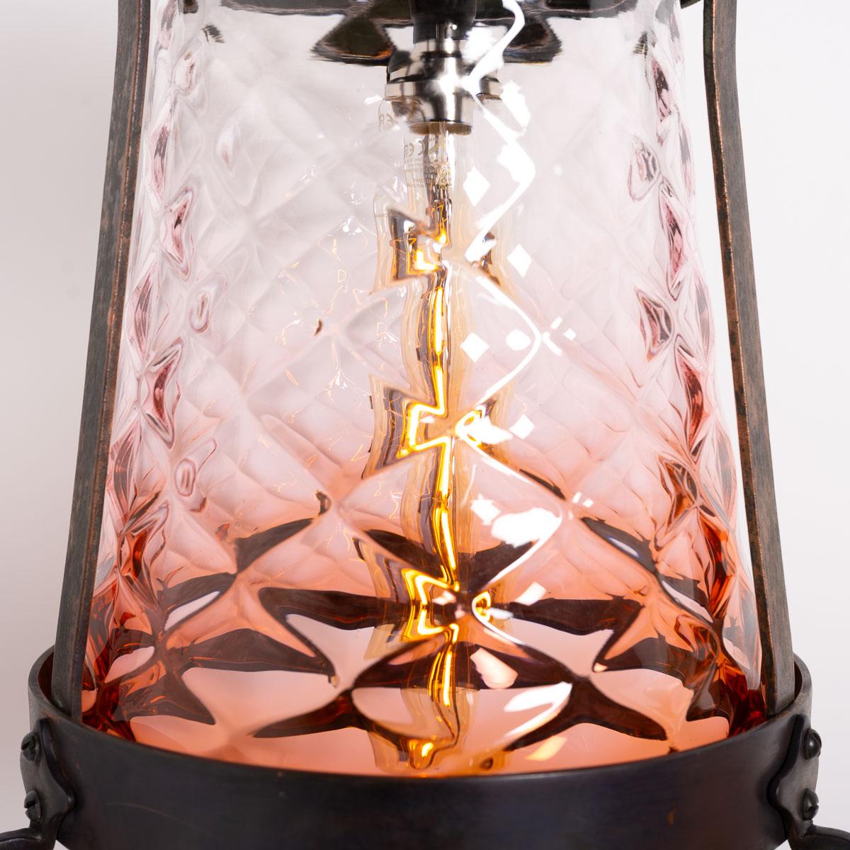 Große Arts and Crafts-Hallenlaterne aus gealtertem Kupfer mit Preiselbeerglas-Schirm im Angebot 3