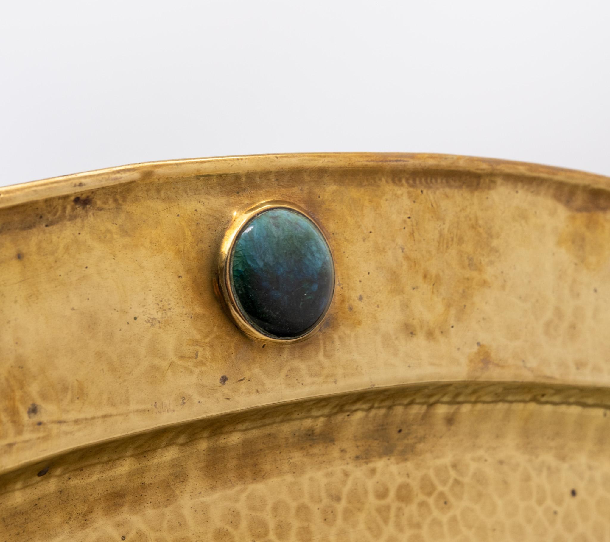 Grande vassoio ovale in ottone battuto Arts & Crafts con manico e cabochon in vendita 2