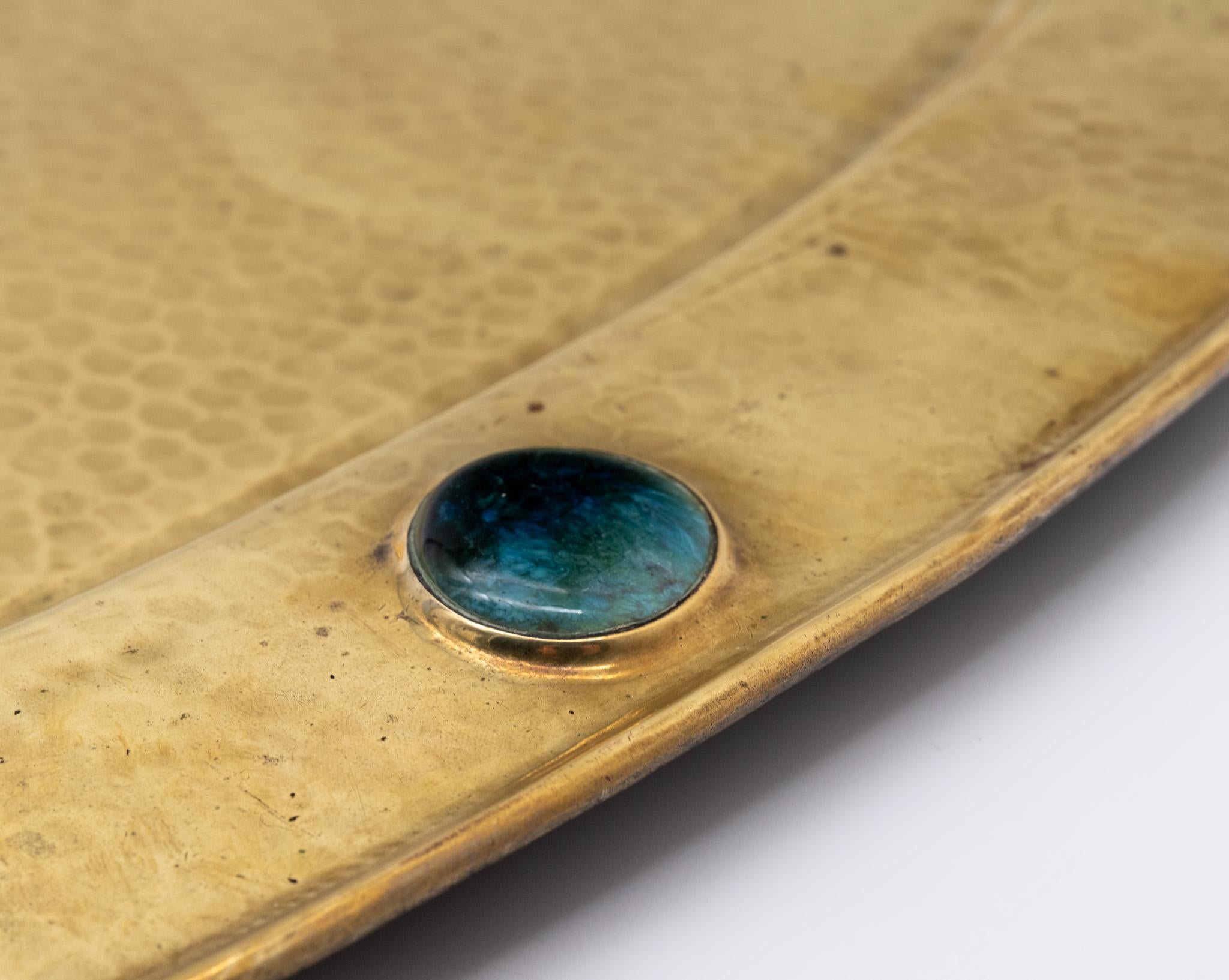 Arts and Crafts Grande vassoio ovale in ottone battuto Arts & Crafts con manico e cabochon in vendita