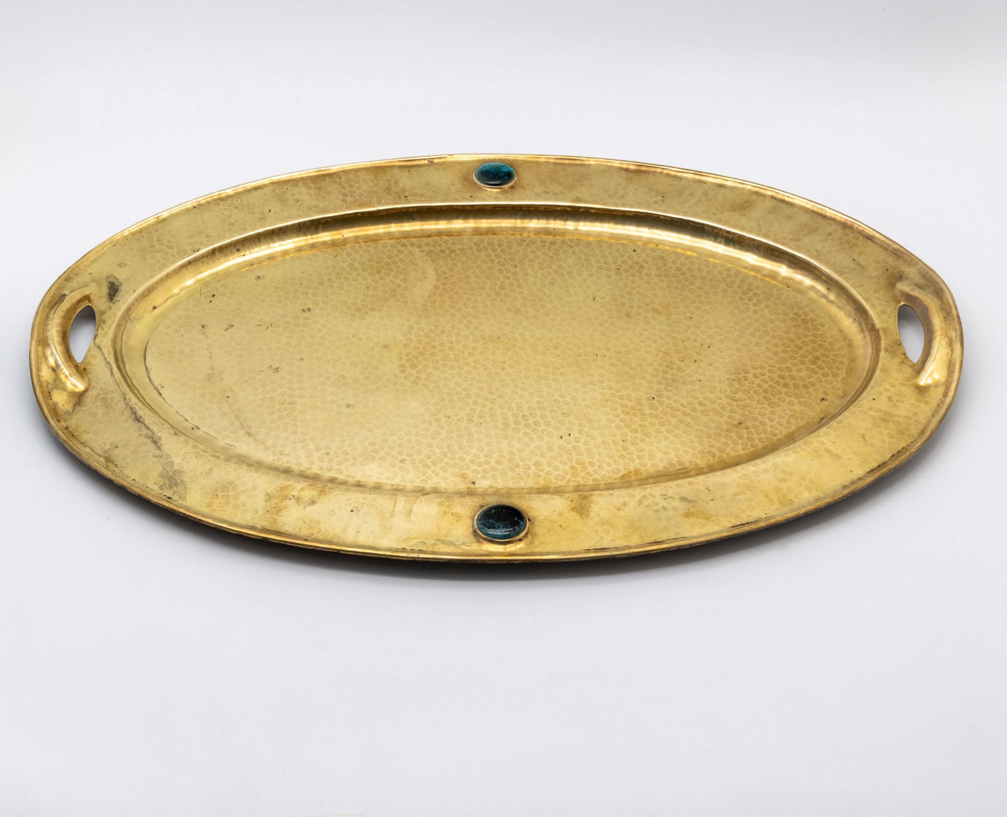 Britannico Grande vassoio ovale in ottone battuto Arts & Crafts con manico e cabochon in vendita