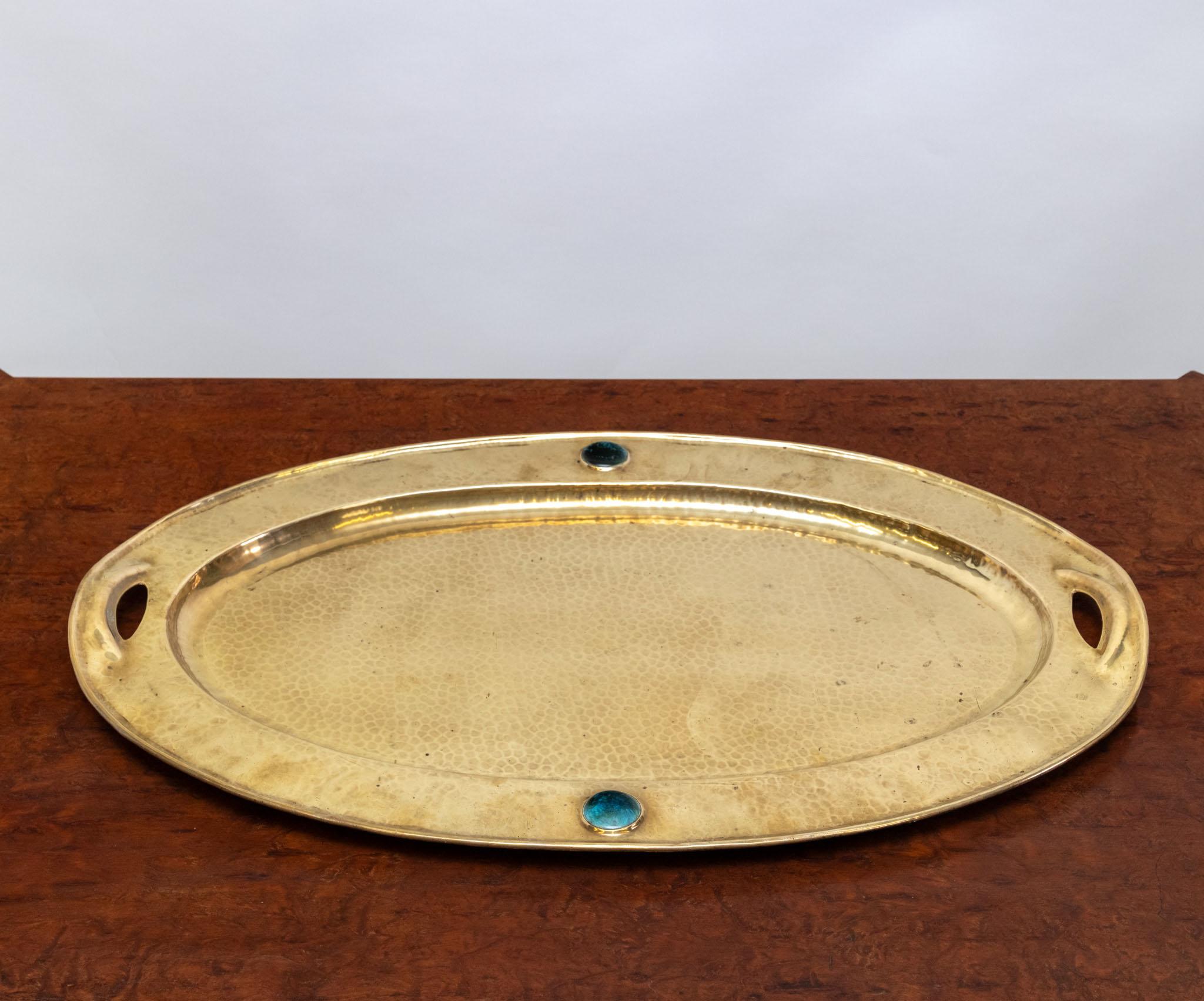 Grande vassoio ovale in ottone battuto Arts & Crafts con manico e cabochon In condizioni buone in vendita a Norwich, GB