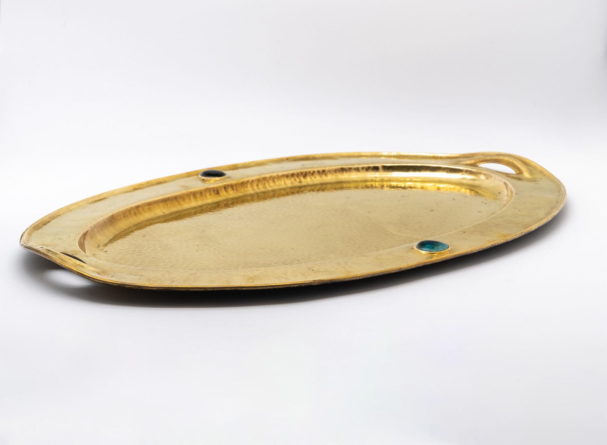 Ottone Grande vassoio ovale in ottone battuto Arts & Crafts con manico e cabochon in vendita