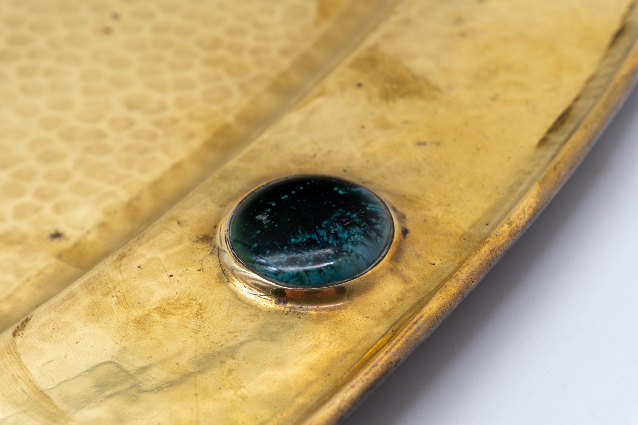 Grande vassoio ovale in ottone battuto Arts & Crafts con manico e cabochon in vendita 1
