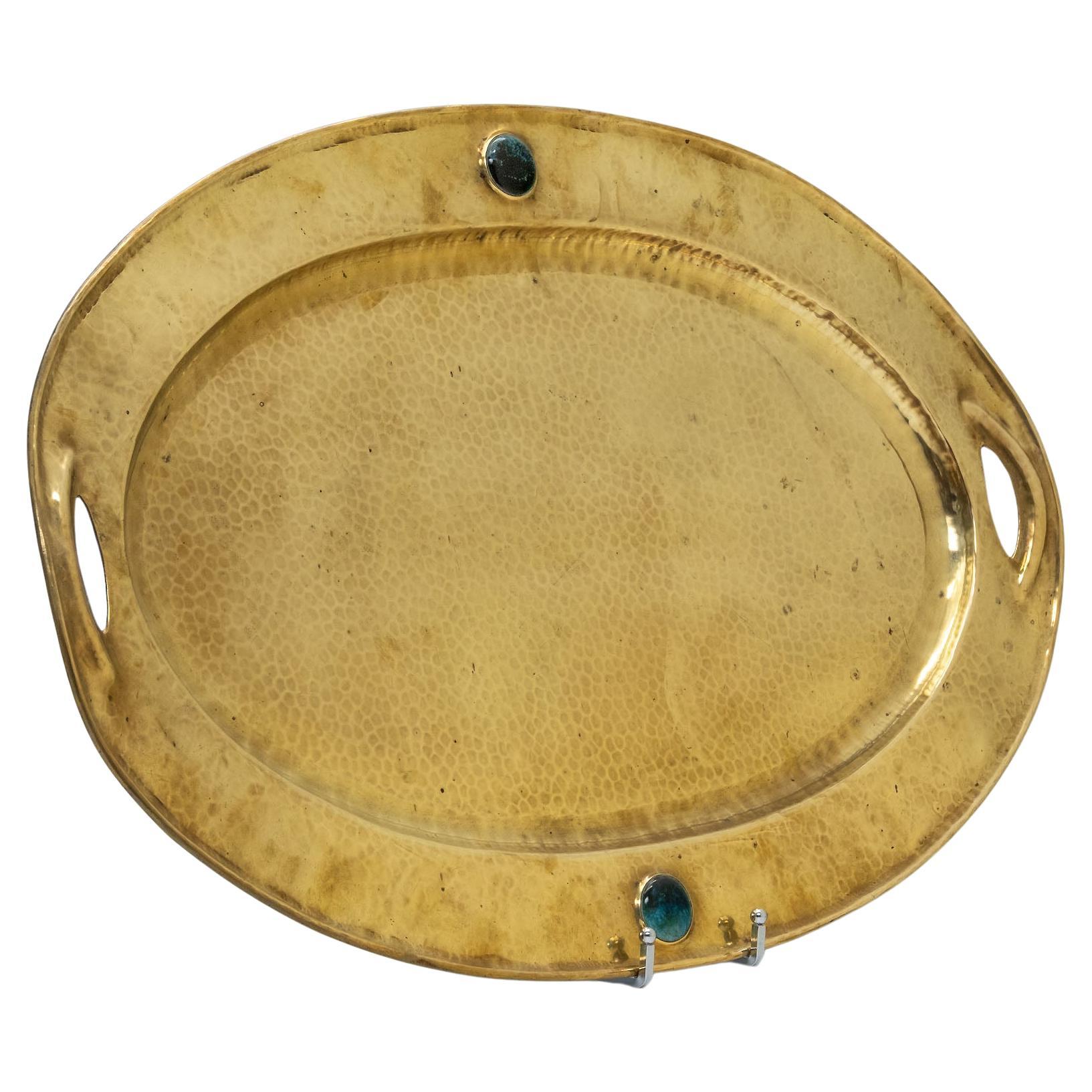 Grande vassoio ovale in ottone battuto Arts & Crafts con manico e cabochon