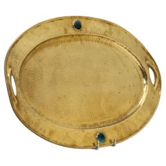 Grande vassoio ovale in ottone battuto Arts & Crafts con manico e cabochon