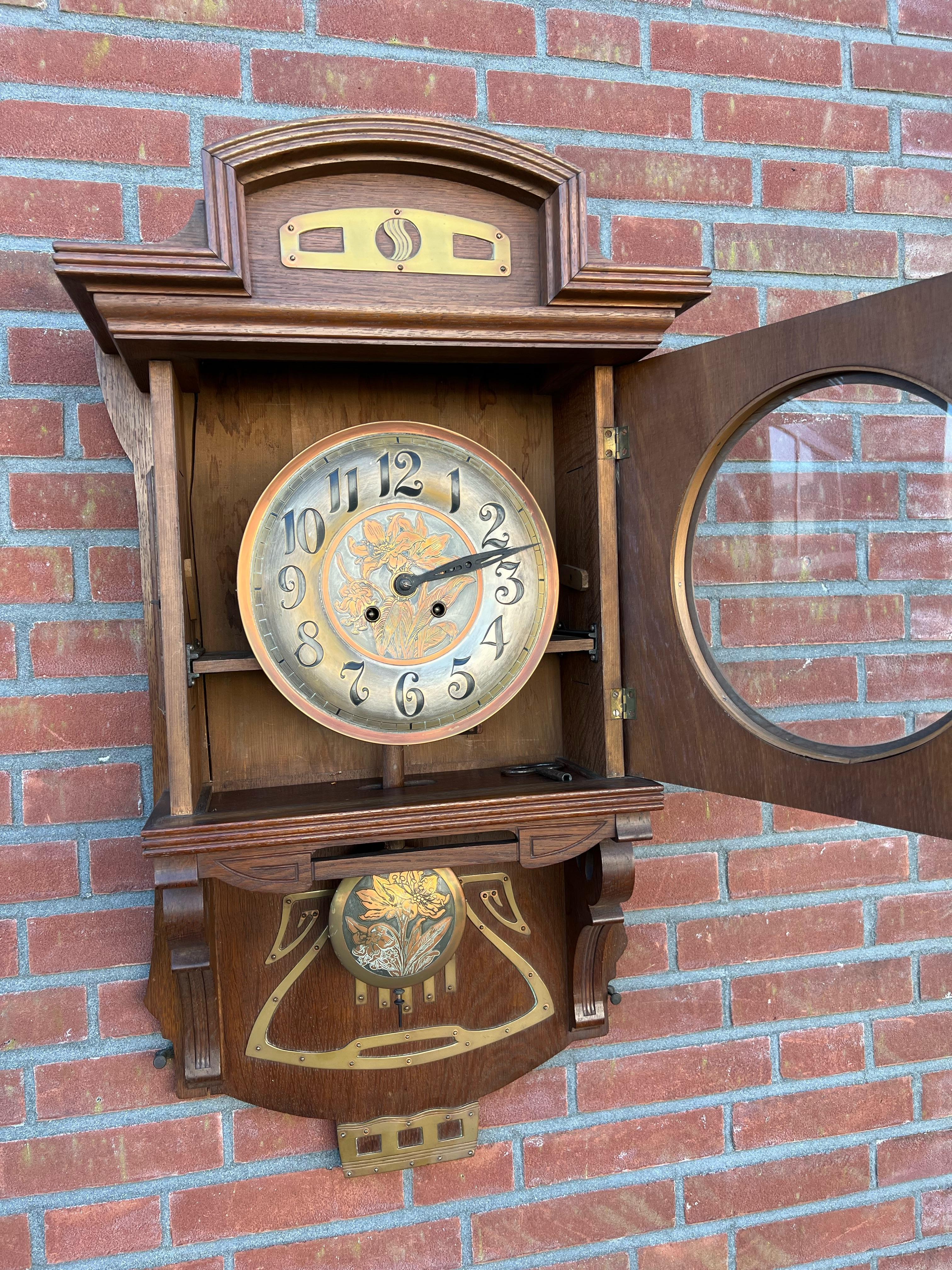 Large Arts & Crafts Brass & Oak Gustave Serrurier-Bovy Style Wall Clock, ca 1900 In Good Condition For Sale In Lisse, NL