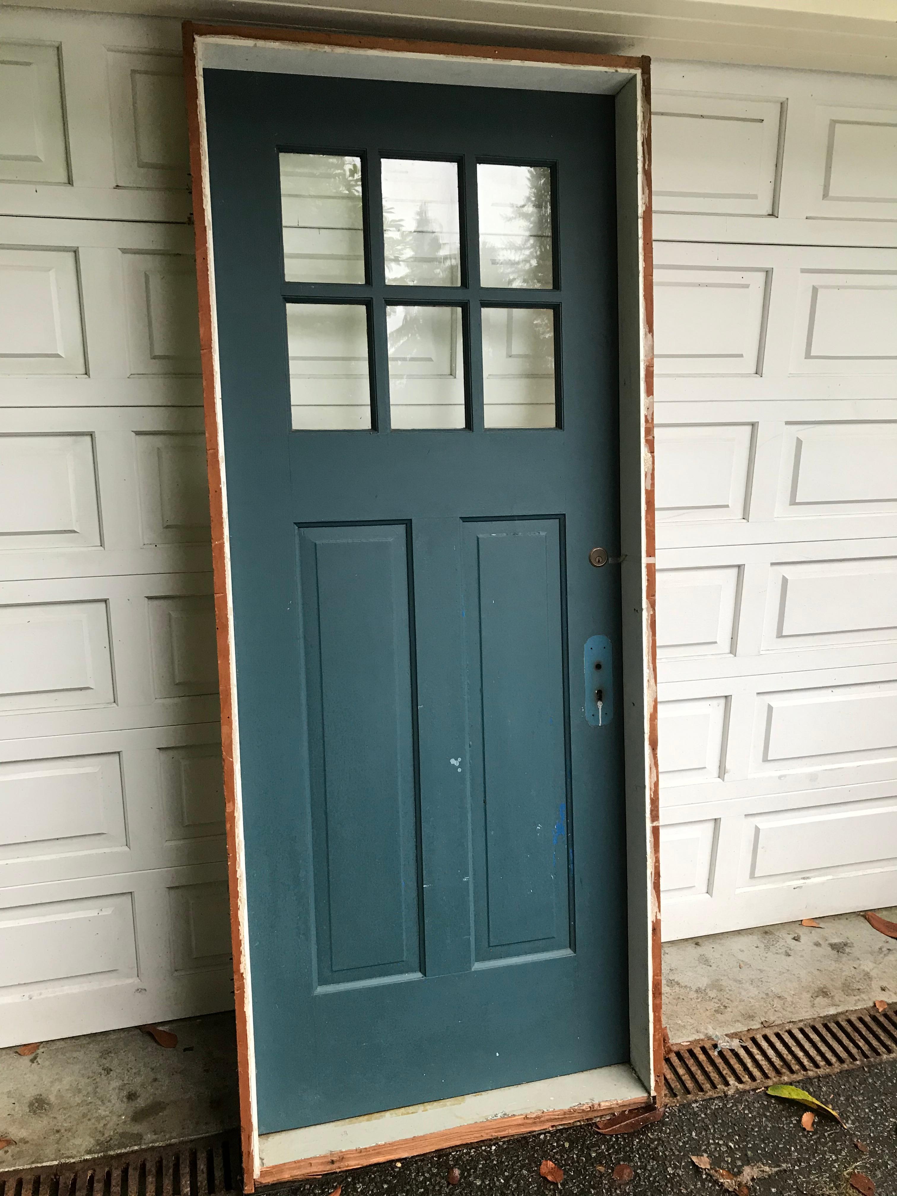 Schöne handgefertigte Arts & Crafts Tür mit Fenster im Rahmen. Diese stammt aus einem alten Craftsman-Bungalow aus einem örtlichen Anwesen. Die Beschläge könnten in den 1930er Jahren ersetzt worden sein, sind aber alt. Die Tür hat keine Holzfäule