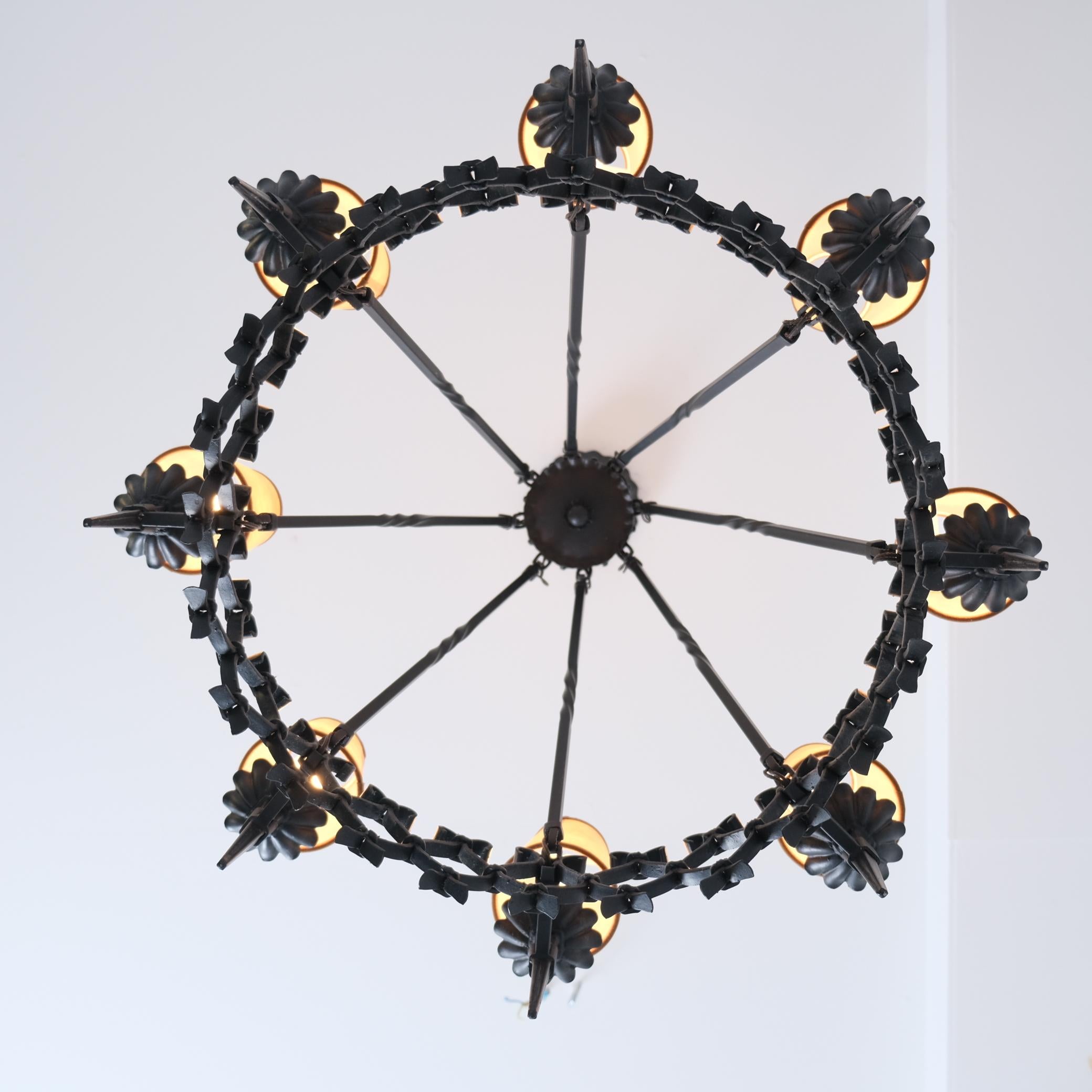 Gran araña de hierro forjado Arts & Crafts con 8 luces, Finlandia Años 30 en venta 2