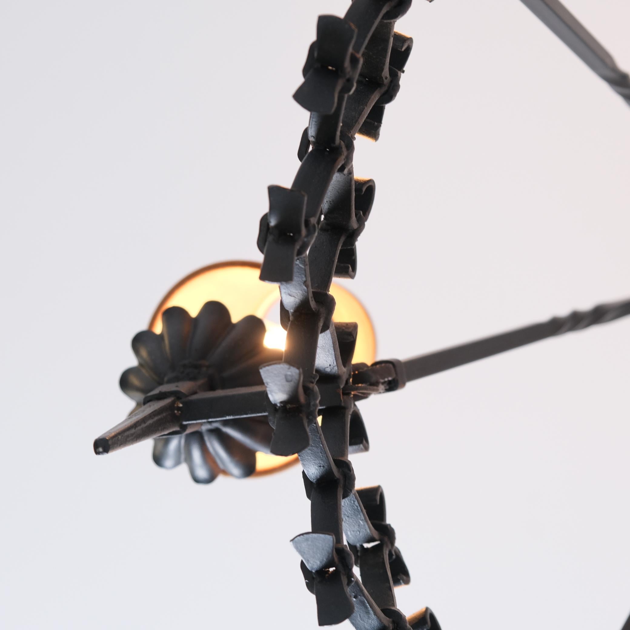 Gran araña de hierro forjado Arts & Crafts con 8 luces, Finlandia Años 30 en venta 3