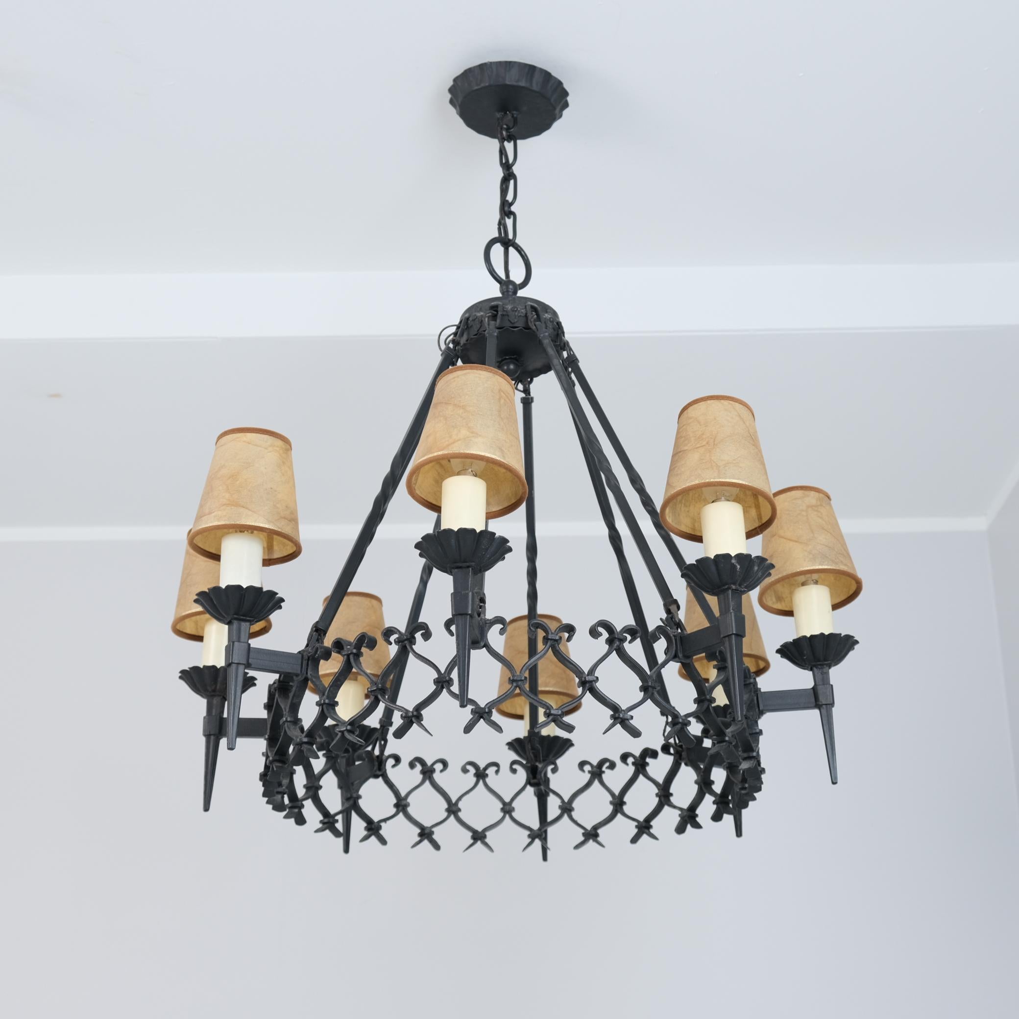 Gran araña de hierro forjado Arts & Crafts con 8 luces, Finlandia Años 30 Finlandés en venta