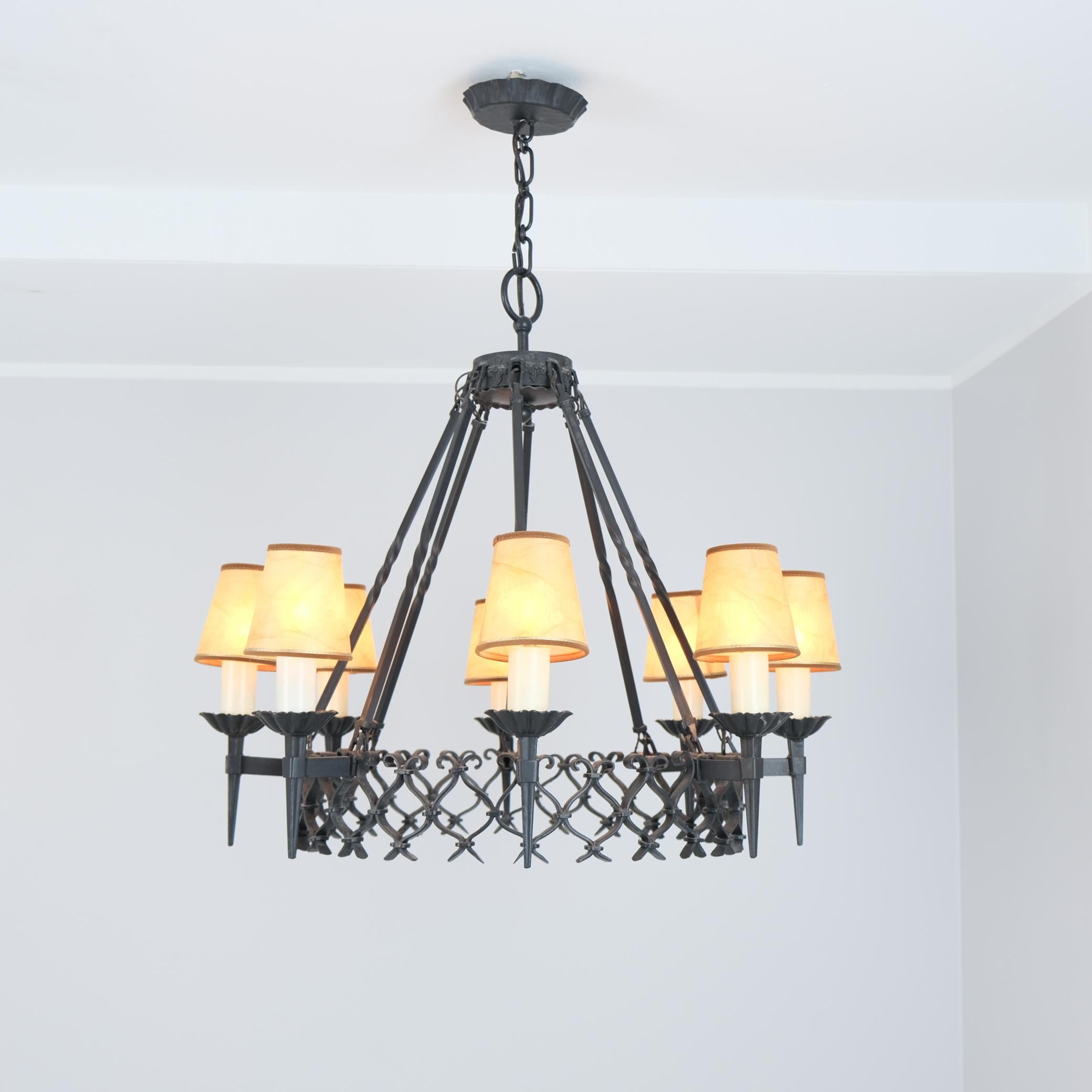 Gran araña de hierro forjado Arts & Crafts con 8 luces, Finlandia Años 30 Forjado en venta