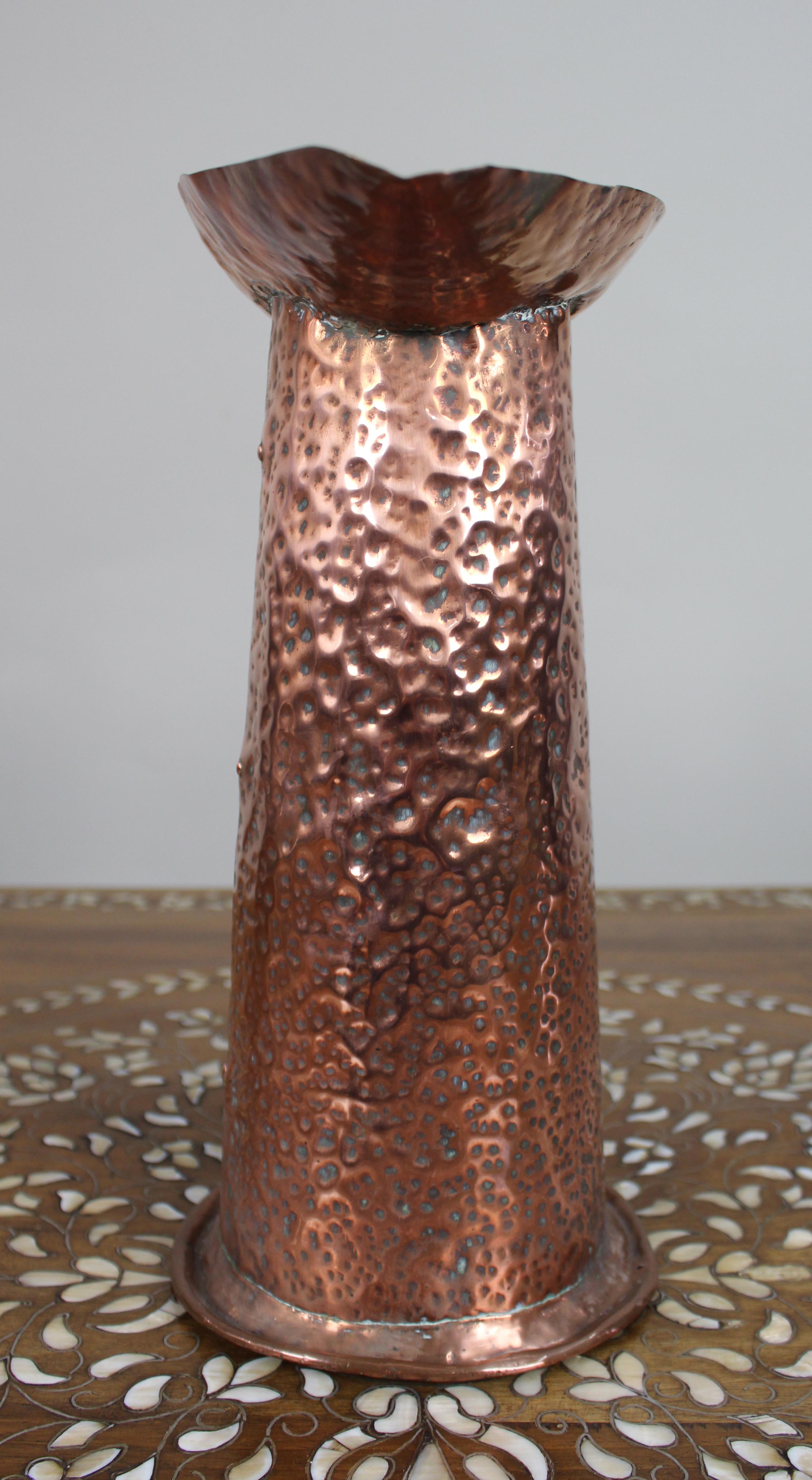Britannico Grande brocca in rame martellato Arts & Crafts, 1900 ca. in vendita