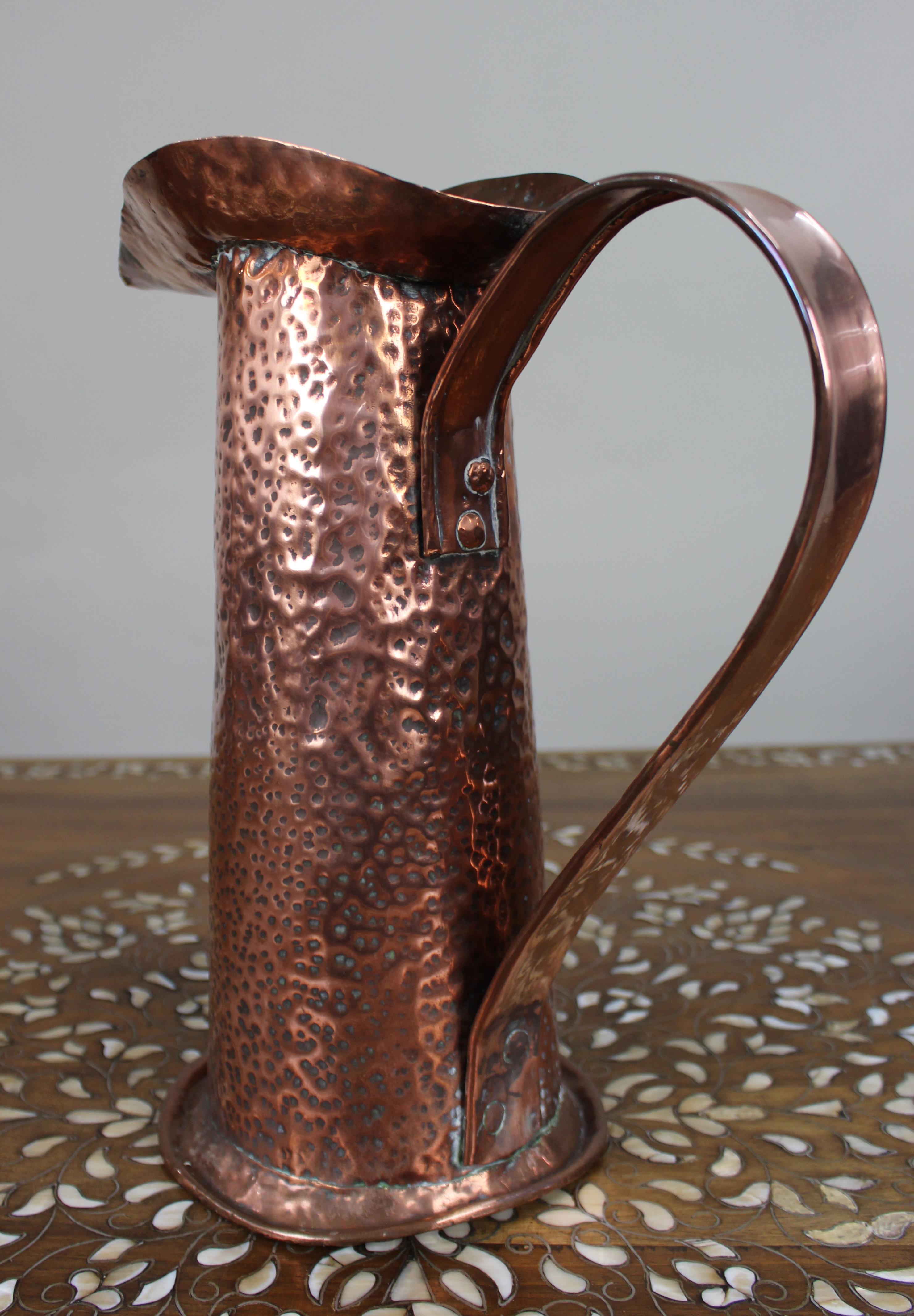 Grande brocca in rame martellato Arts & Crafts, 1900 ca. In condizioni buone in vendita a Worcester, GB