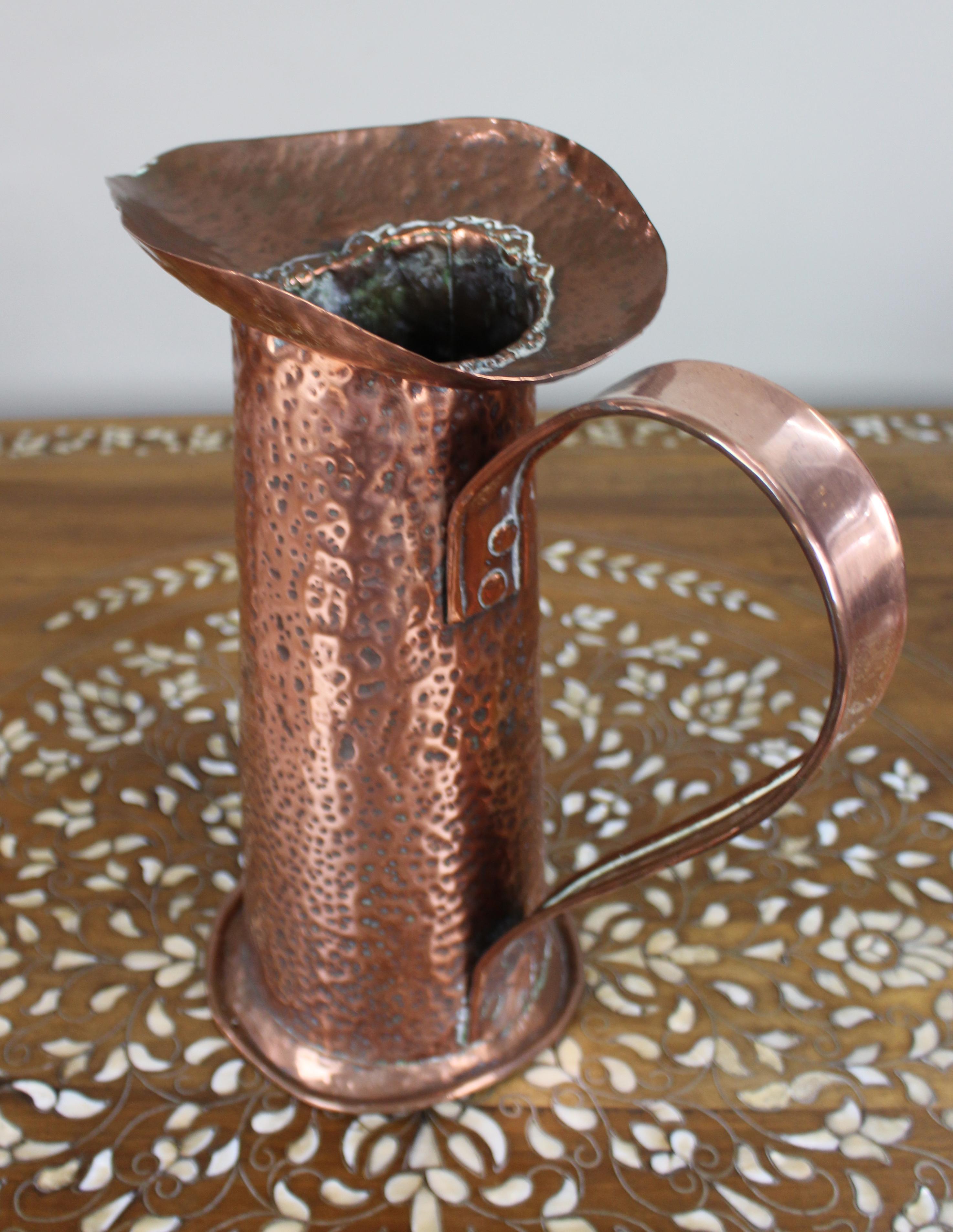 XIX secolo Grande brocca in rame martellato Arts & Crafts, 1900 ca. in vendita