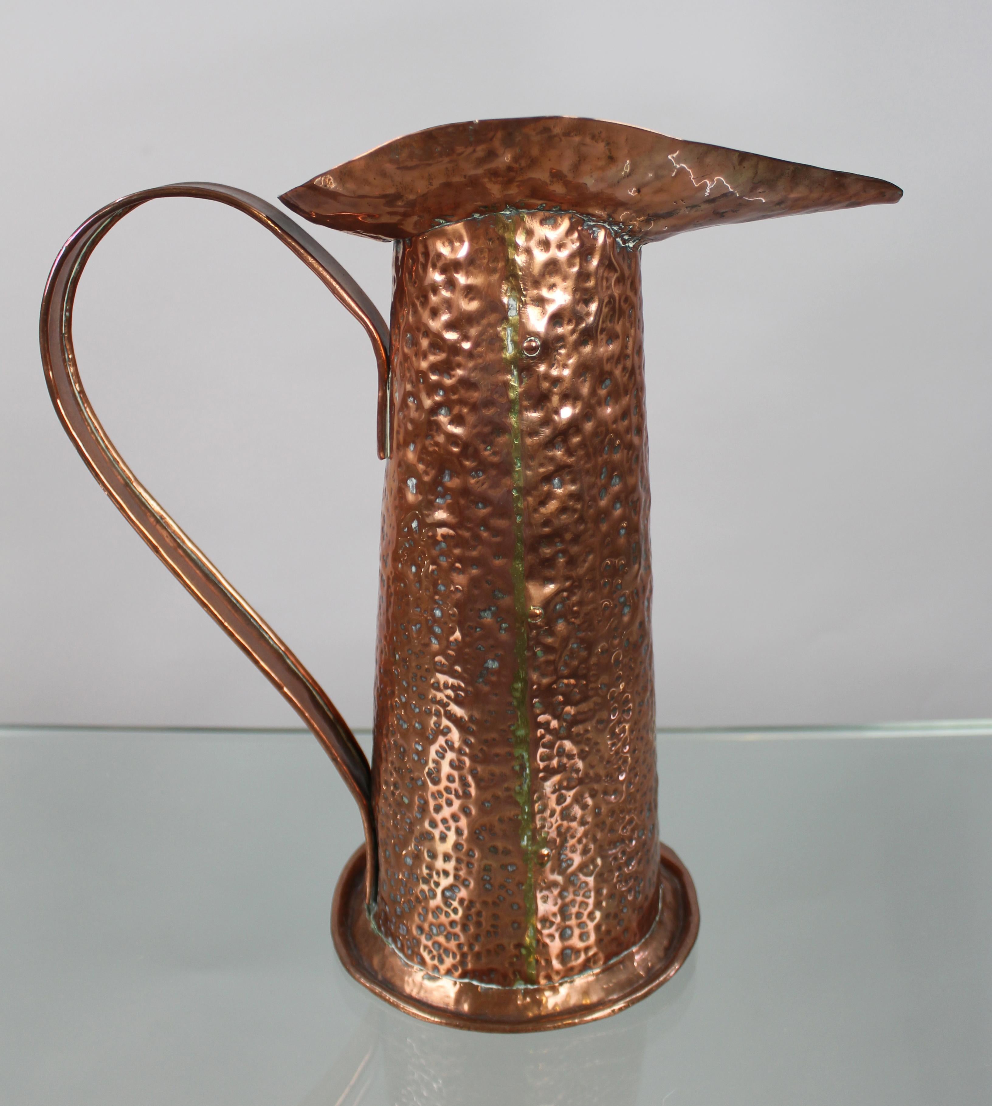 Grande brocca in rame martellato Arts & Crafts, 1900 ca. in vendita 1