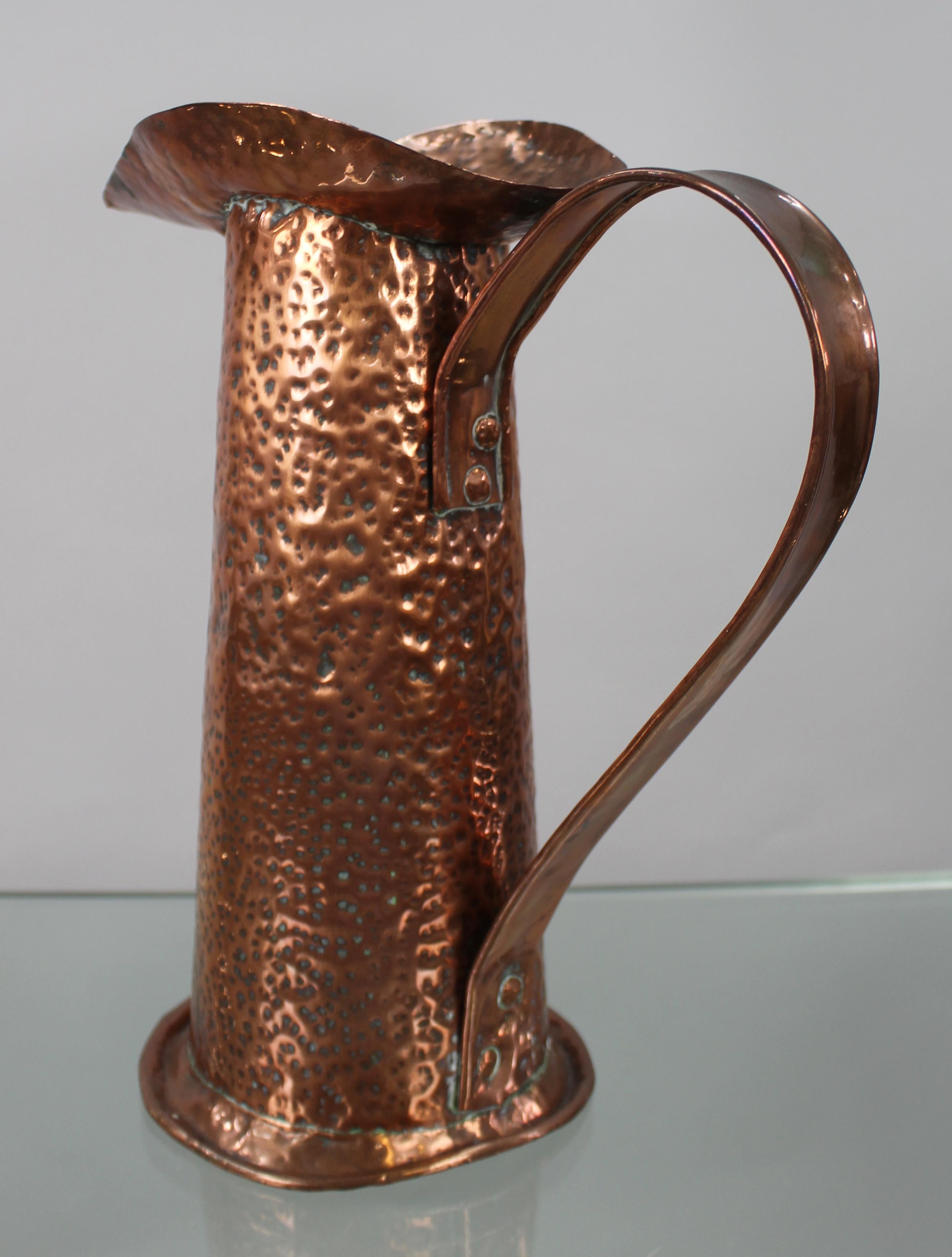 Grande brocca in rame martellato Arts & Crafts, 1900 ca. in vendita 2