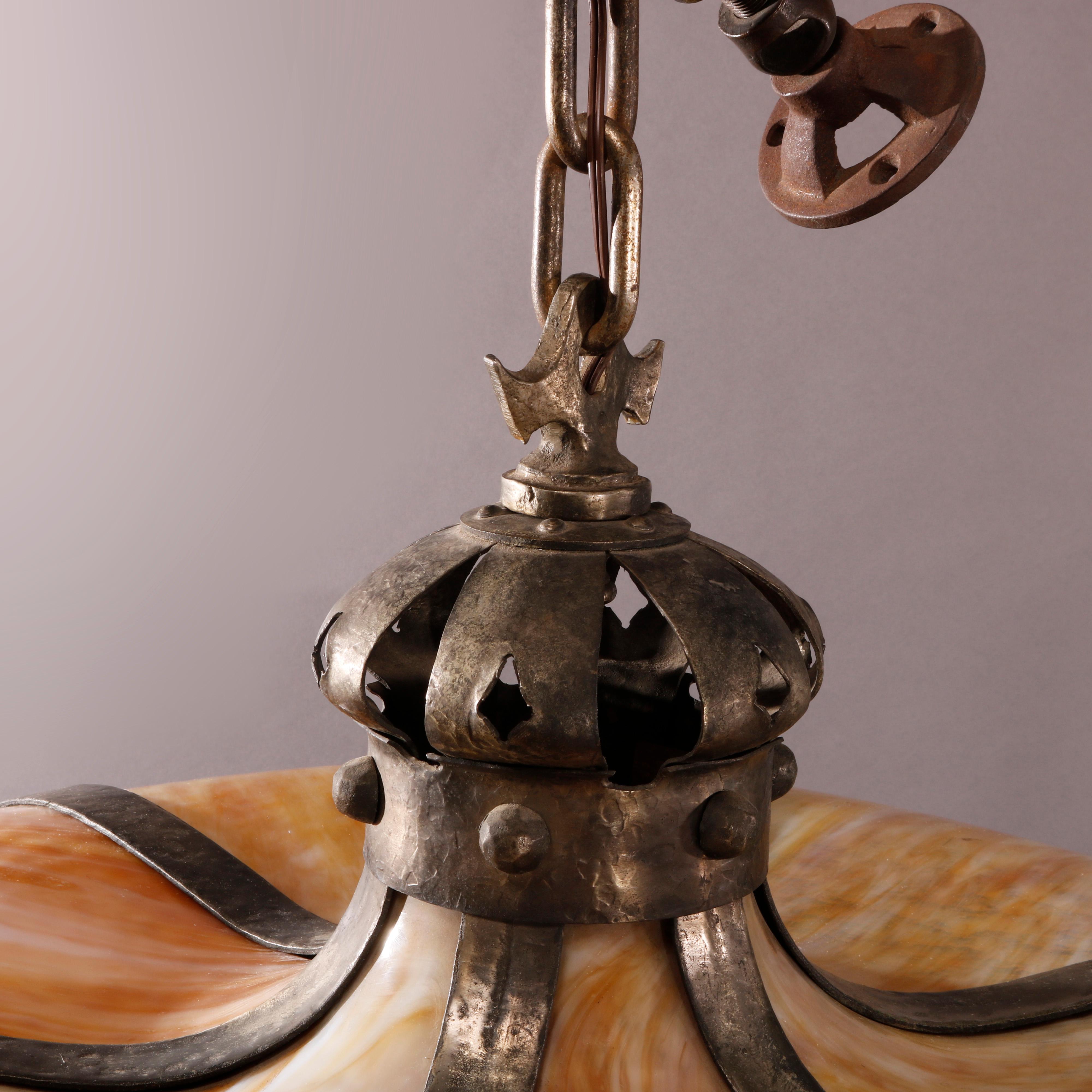 Grand luminaire suspendu Arts &amp; Crafts en métal martelé et verre de forme couronne en forme de baldaquin, vers 1920 3