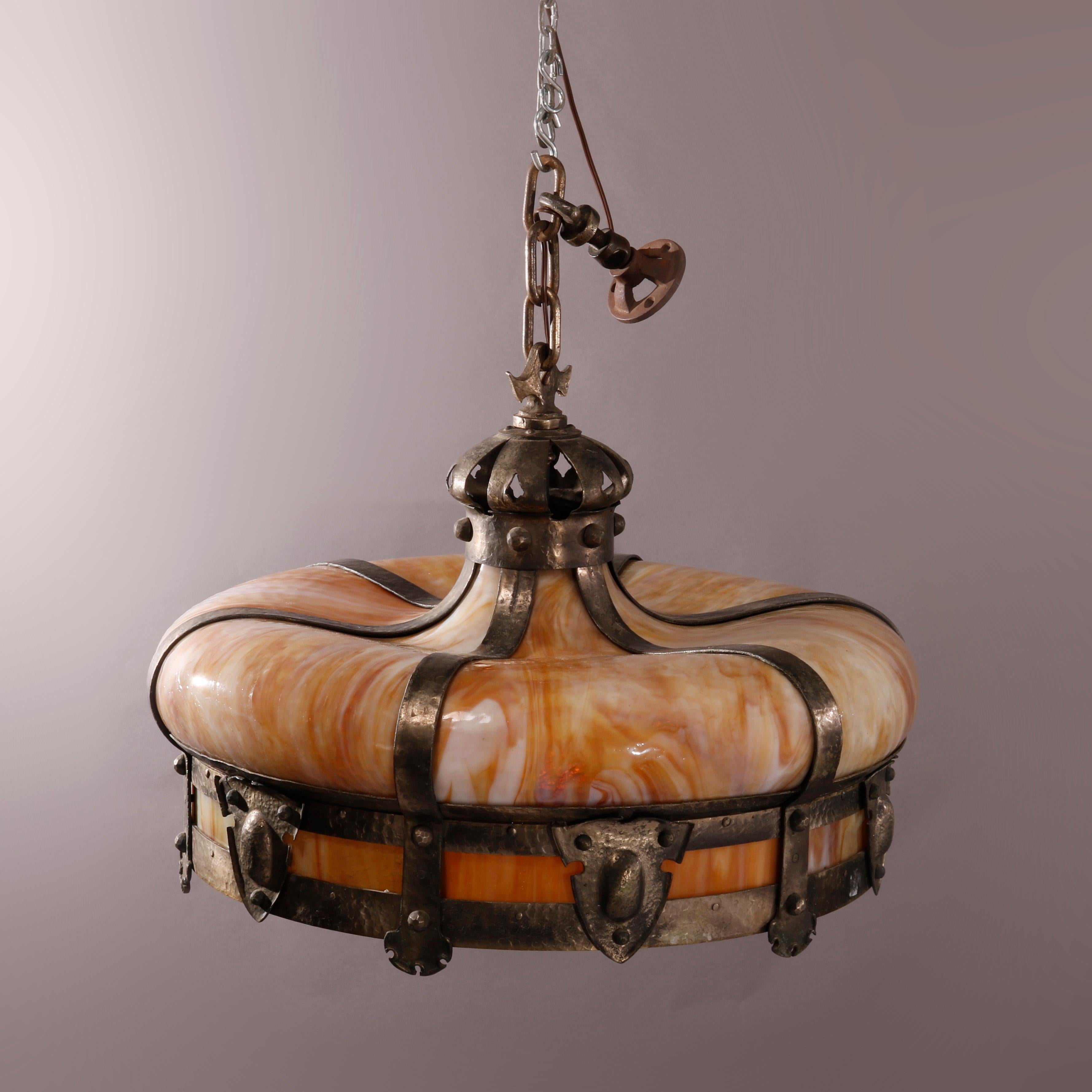 Arts and Crafts Grand luminaire suspendu Arts &amp; Crafts en métal martelé et verre de forme couronne en forme de baldaquin, vers 1920