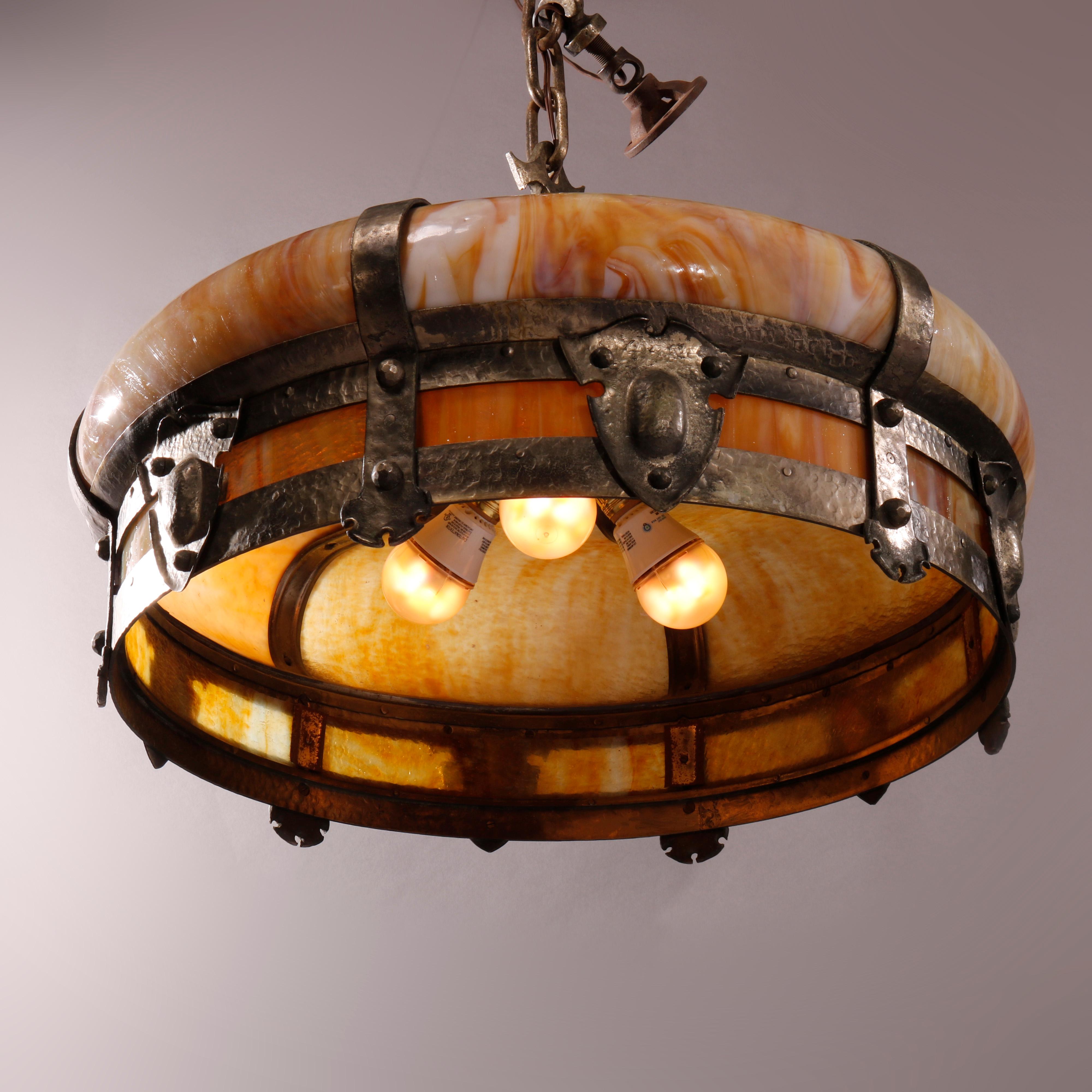 Martelé Grand luminaire suspendu Arts &amp; Crafts en métal martelé et verre de forme couronne en forme de baldaquin, vers 1920