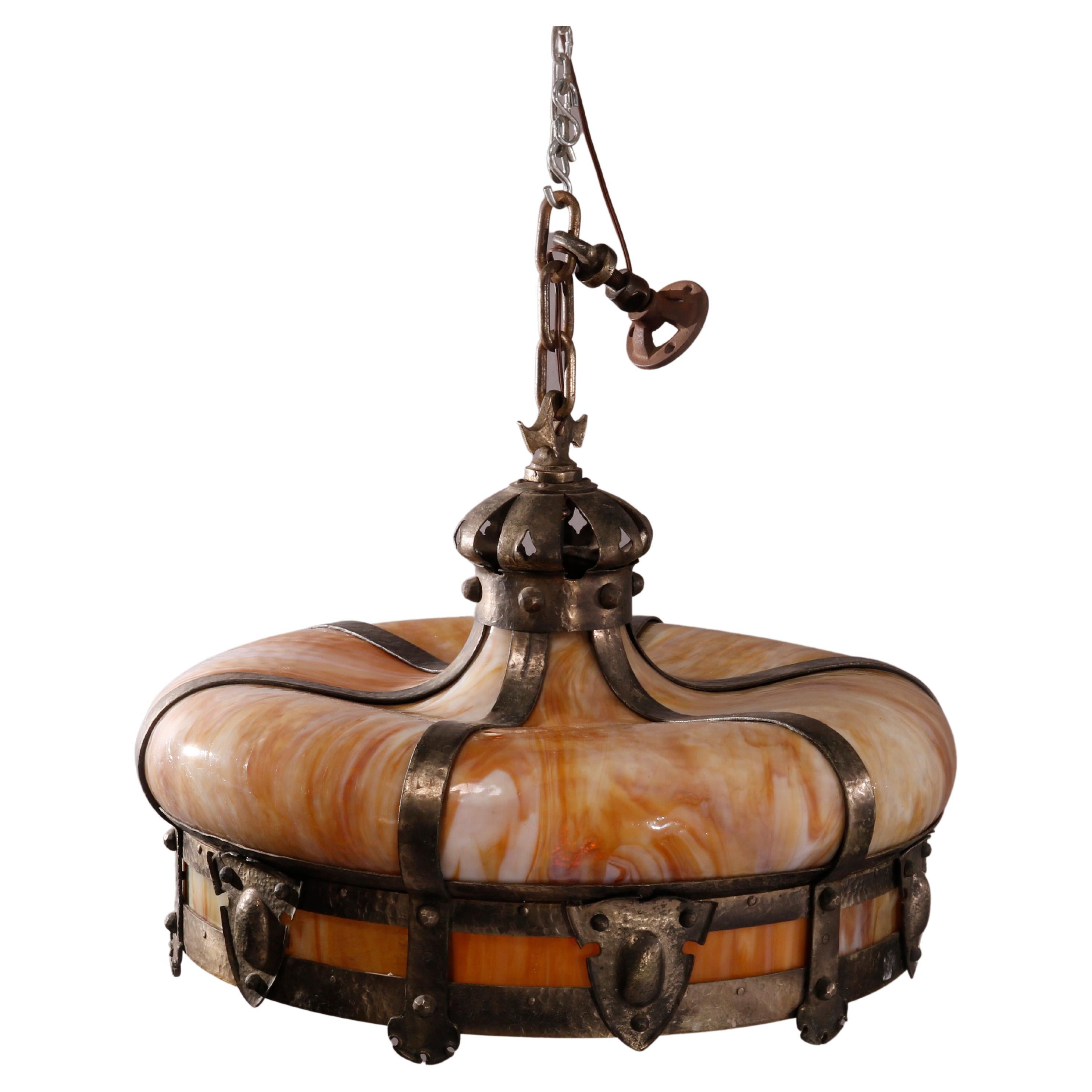 Grand luminaire suspendu Arts &amp;amp; Crafts en métal martelé et verre de forme couronne en forme de baldaquin, vers 1920
